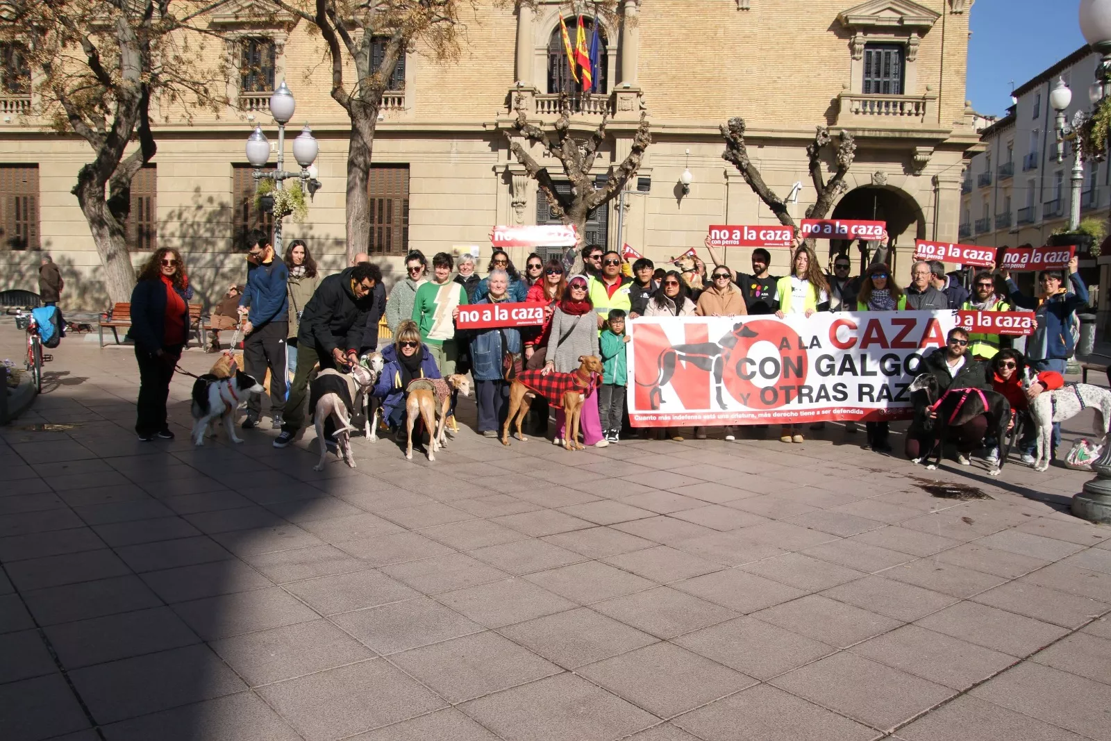 Concentración en Huesca de No a la Caza. Foto Carlos Neofato