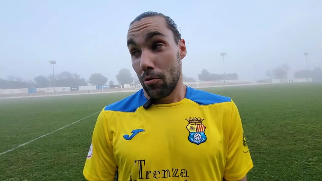 Guille Veintemilla, jugador del Almudévar, en la derrota contra el Cuarte. Foto: A. Mora