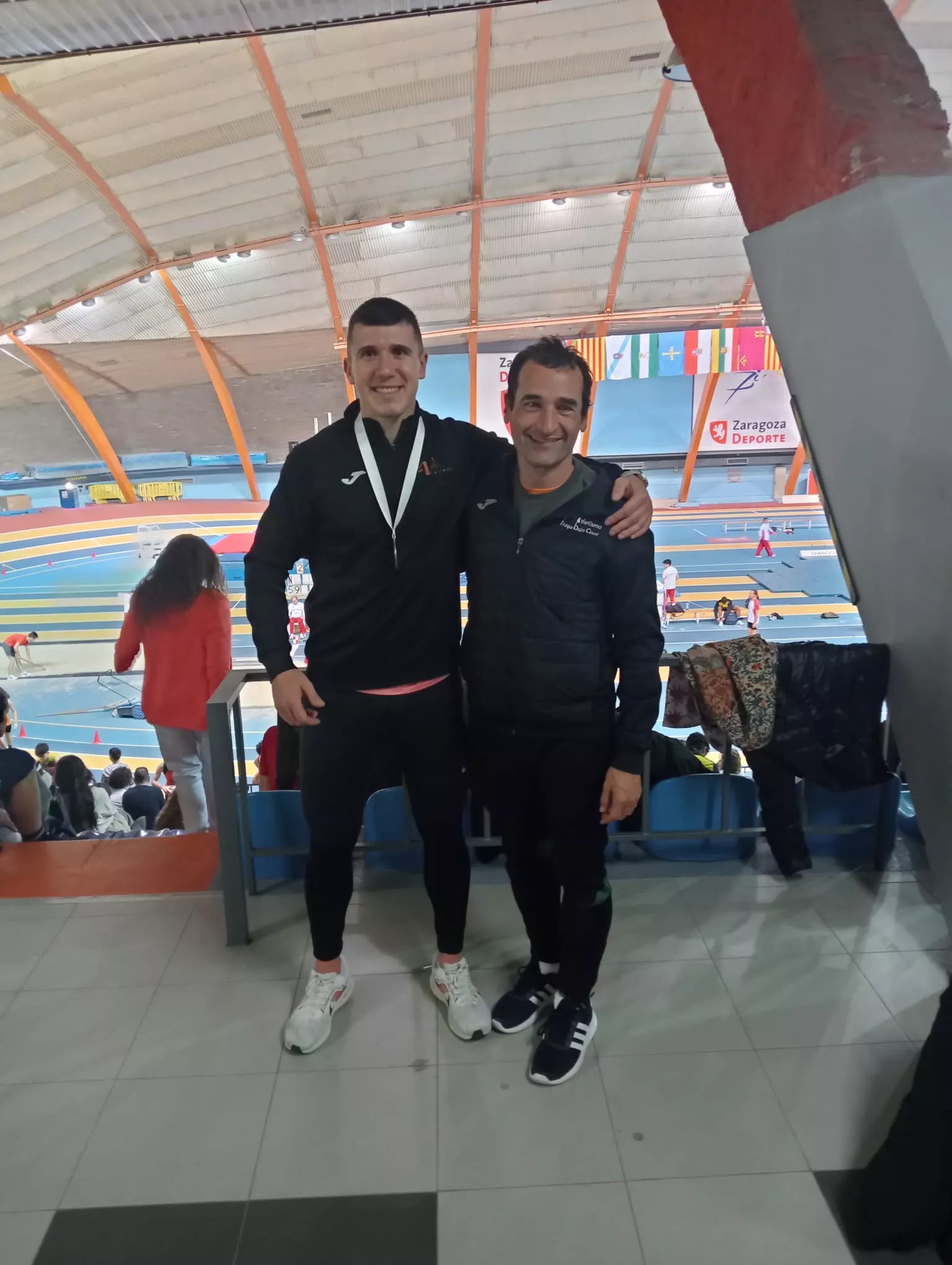 Álex Margalló, bronce en 200, con Javi Portolés.