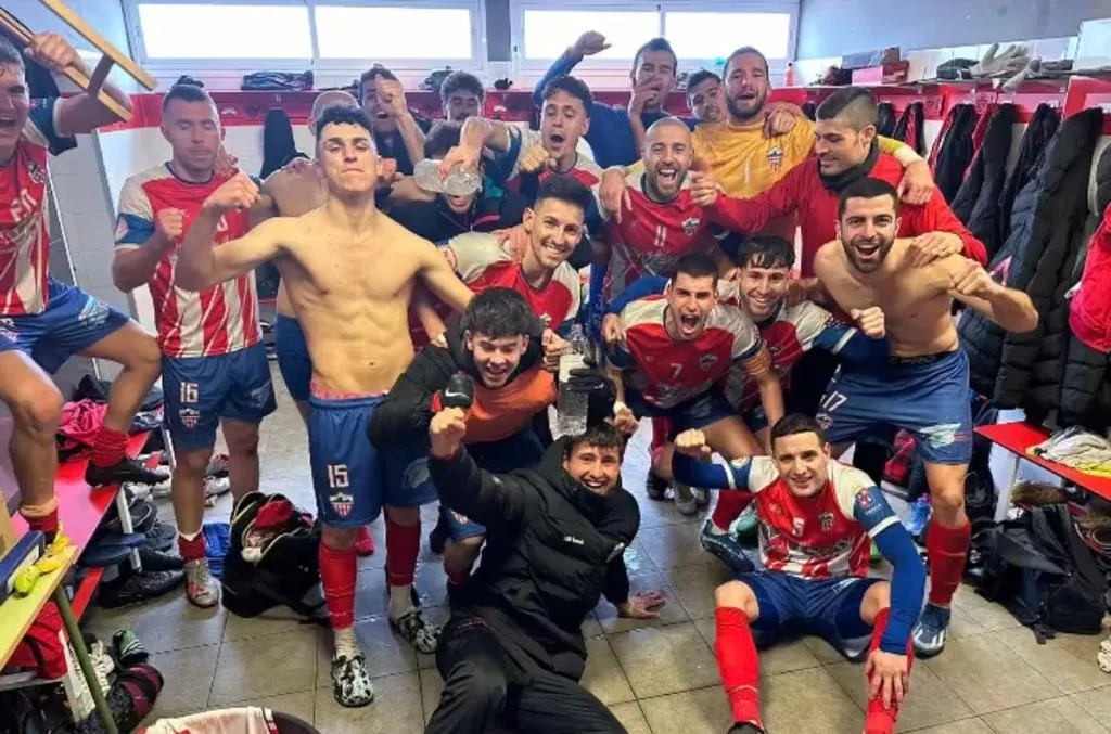 Los jugadores del Monzón celebran la victoria ante el Cariñena.