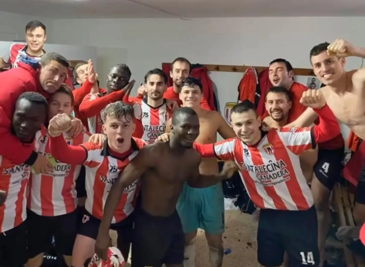 Los jugadores del Ontiñena celebran el triunfo sobre el Montecarlo. 