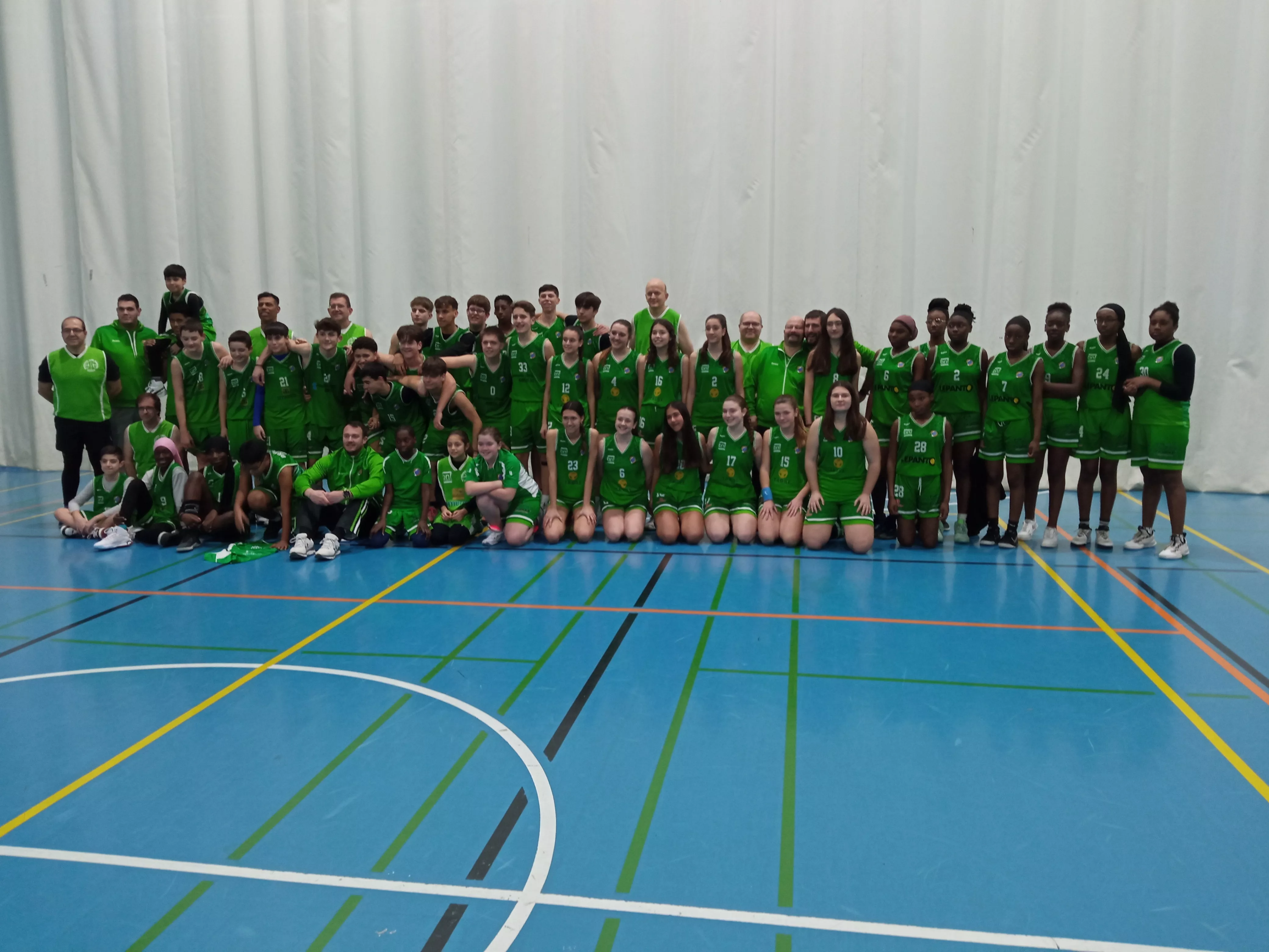 Foto de familia en Binéfar. Gran jornada en Binéfar con la presentación de sus equipos de baloncesto
