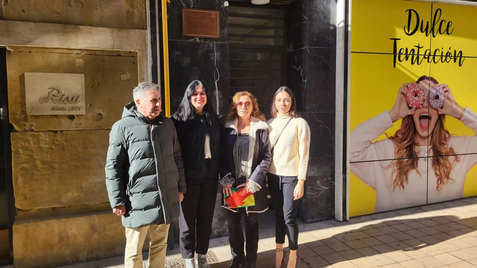 Placa de Carlos y Antonio Saura en su casa natal en Huesca