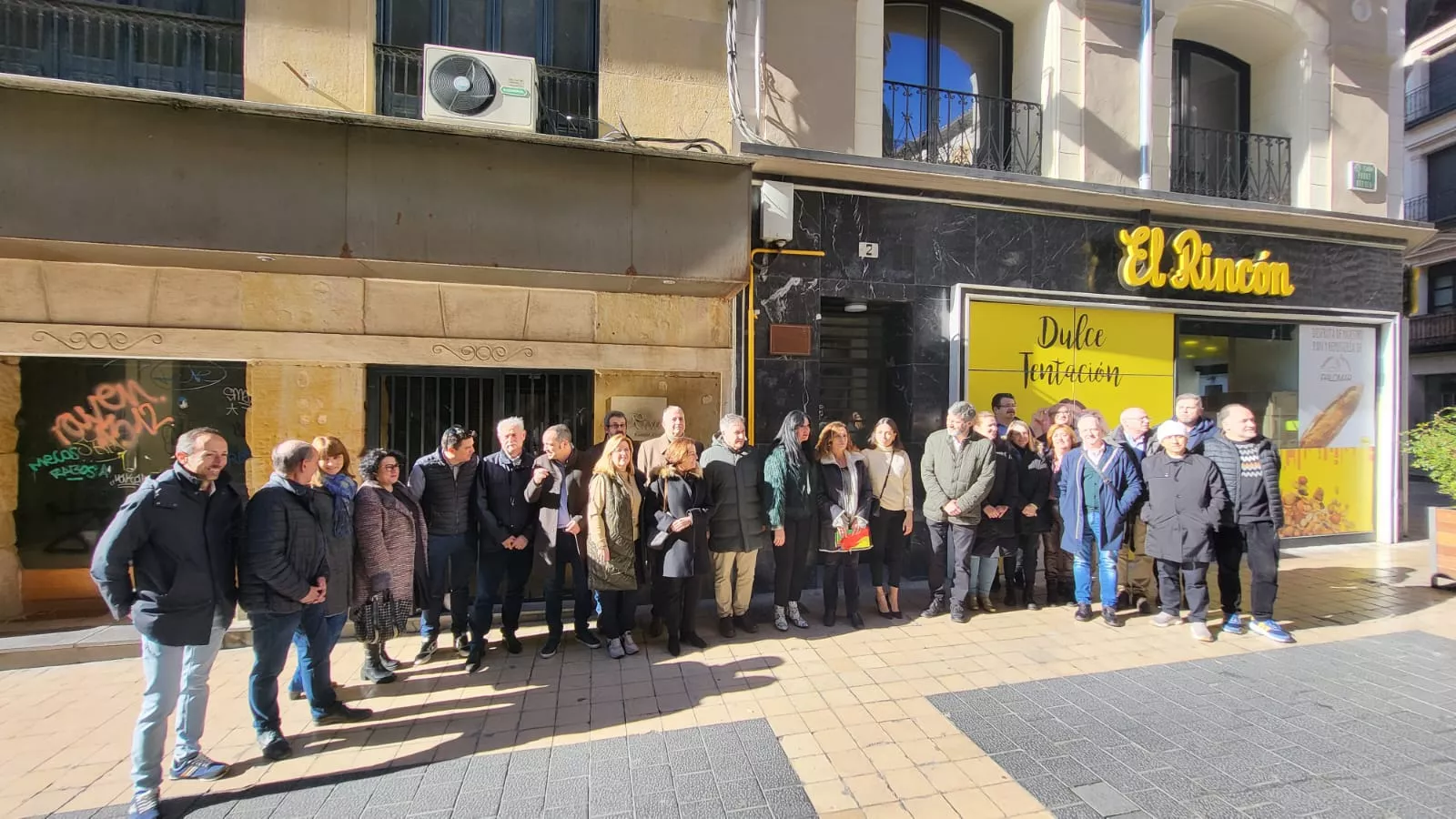 Placa de Carlos y Antonio Saura en su casa natal en Huesca