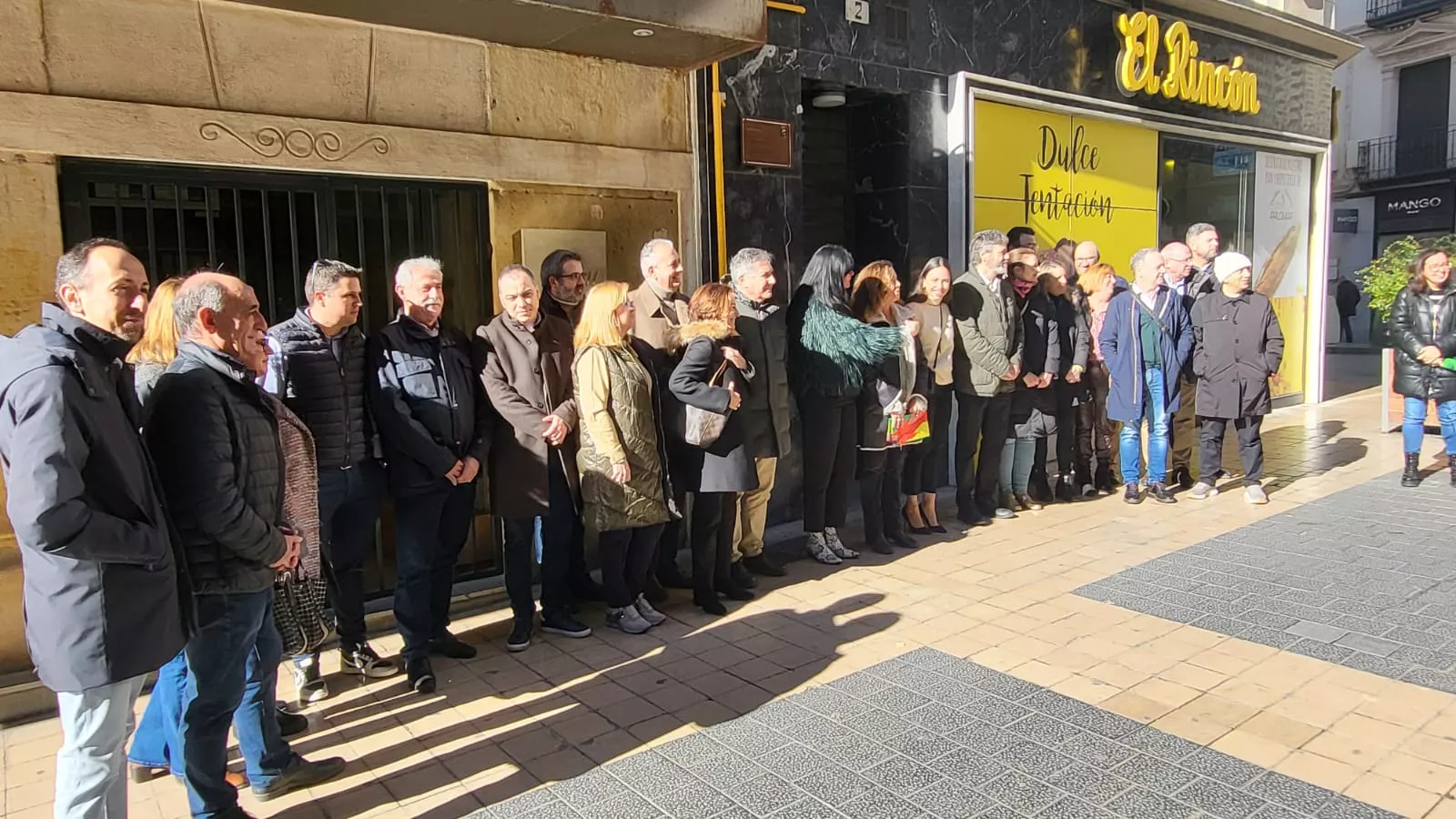 Placa de Carlos y Antonio Saura en su casa natal en Huesca