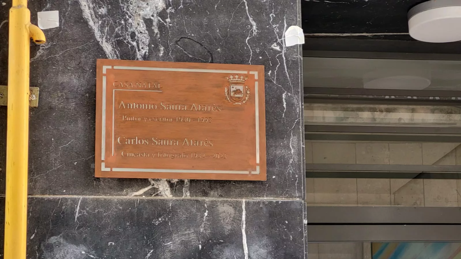 Placa de Carlos y Antonio Saura en su casa natal en Huesca