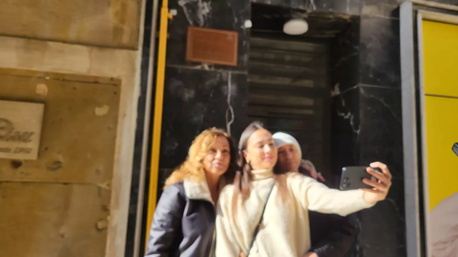 Placa de Carlos y Antonio Saura en su casa natal en Huesca