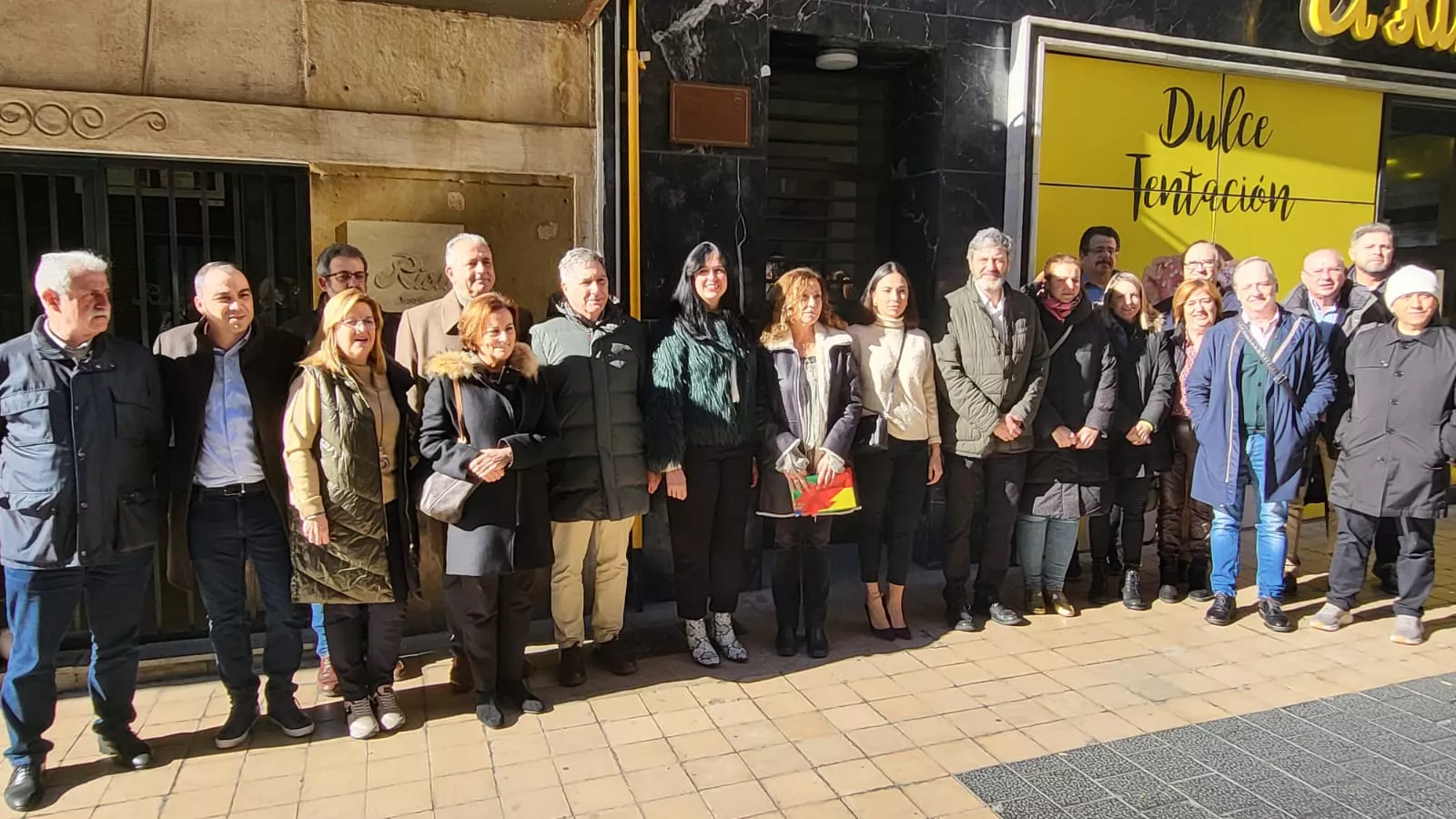 Placa de Carlos y Antonio Saura en su casa natal en Huesca