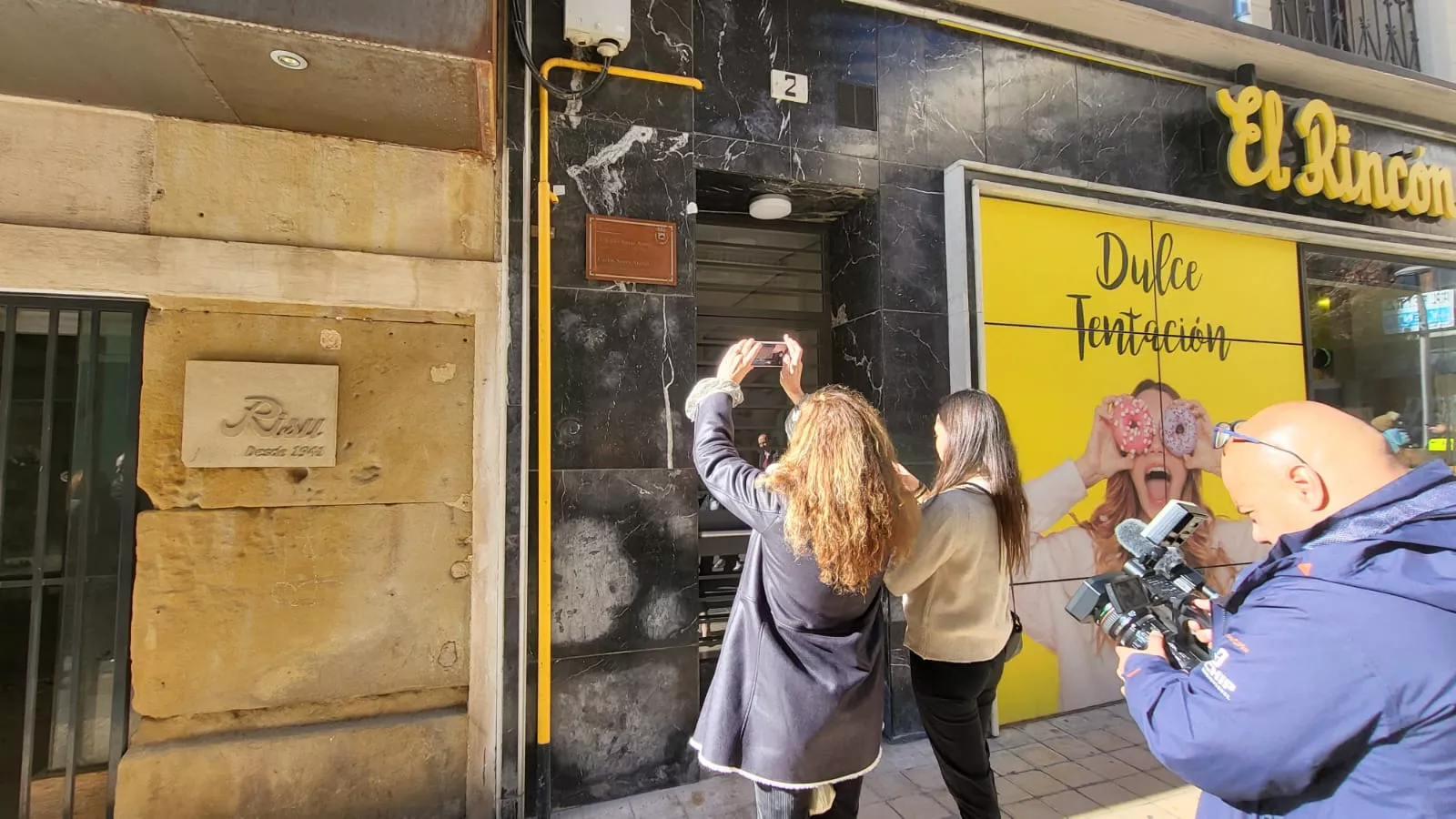 Placa de Carlos y Antonio Saura en su casa natal en Huesca