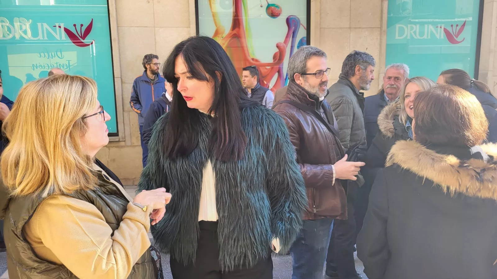 Placa de Carlos y Antonio Saura en su casa natal en Huesca