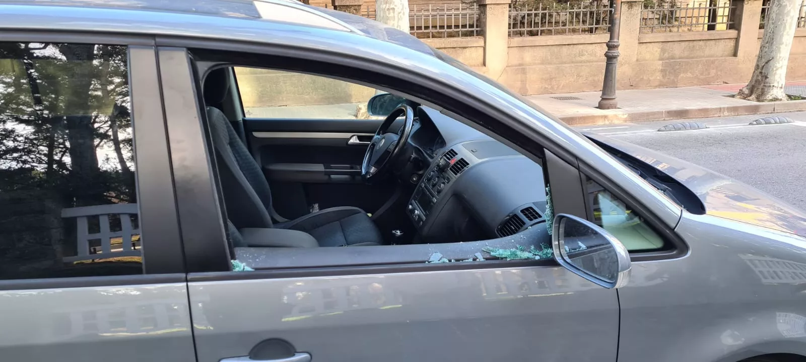 Uno de los vehículos afectados por robo en la calle del Parque de Huesca.