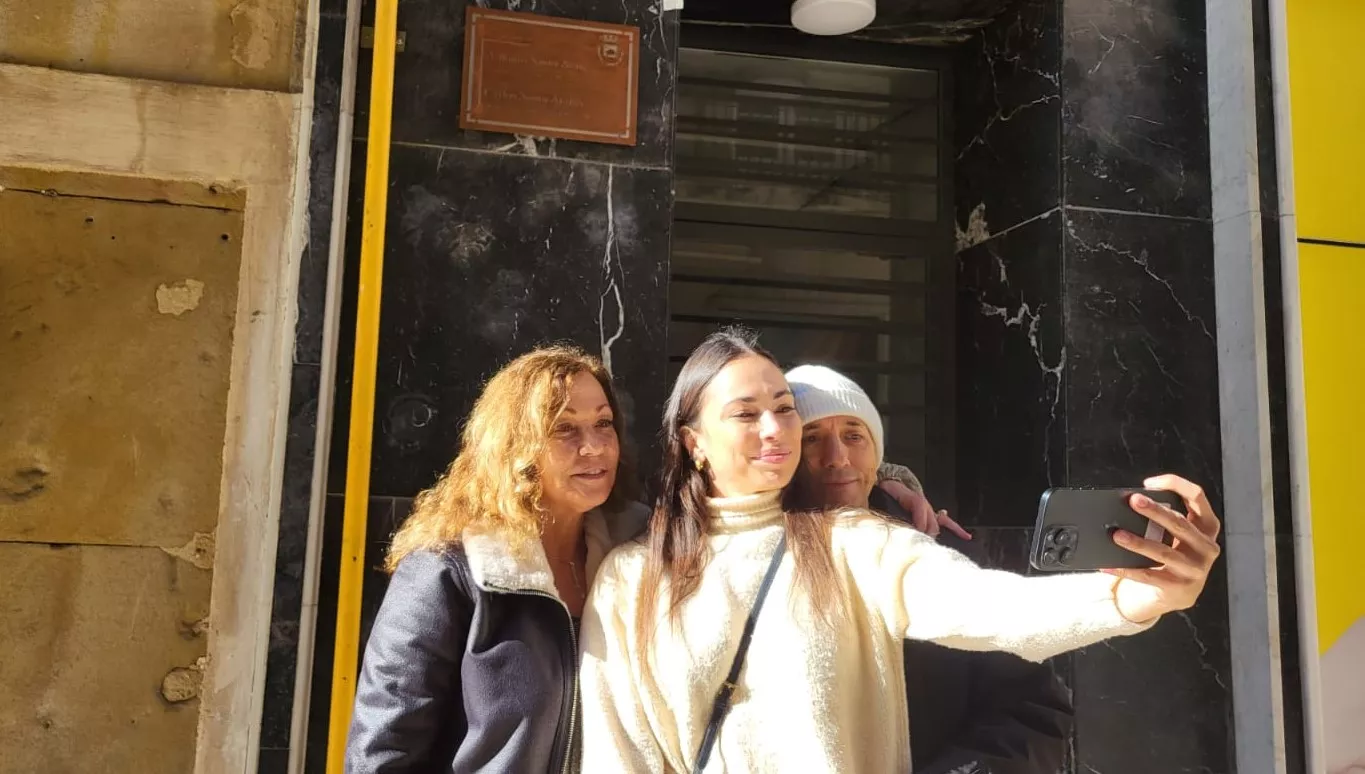 Eulalia Ramón, Anna Saura y Luis Alegre se hacen un autorretrato fotográfico con la placa en honor a Antonio y Carlos Saura