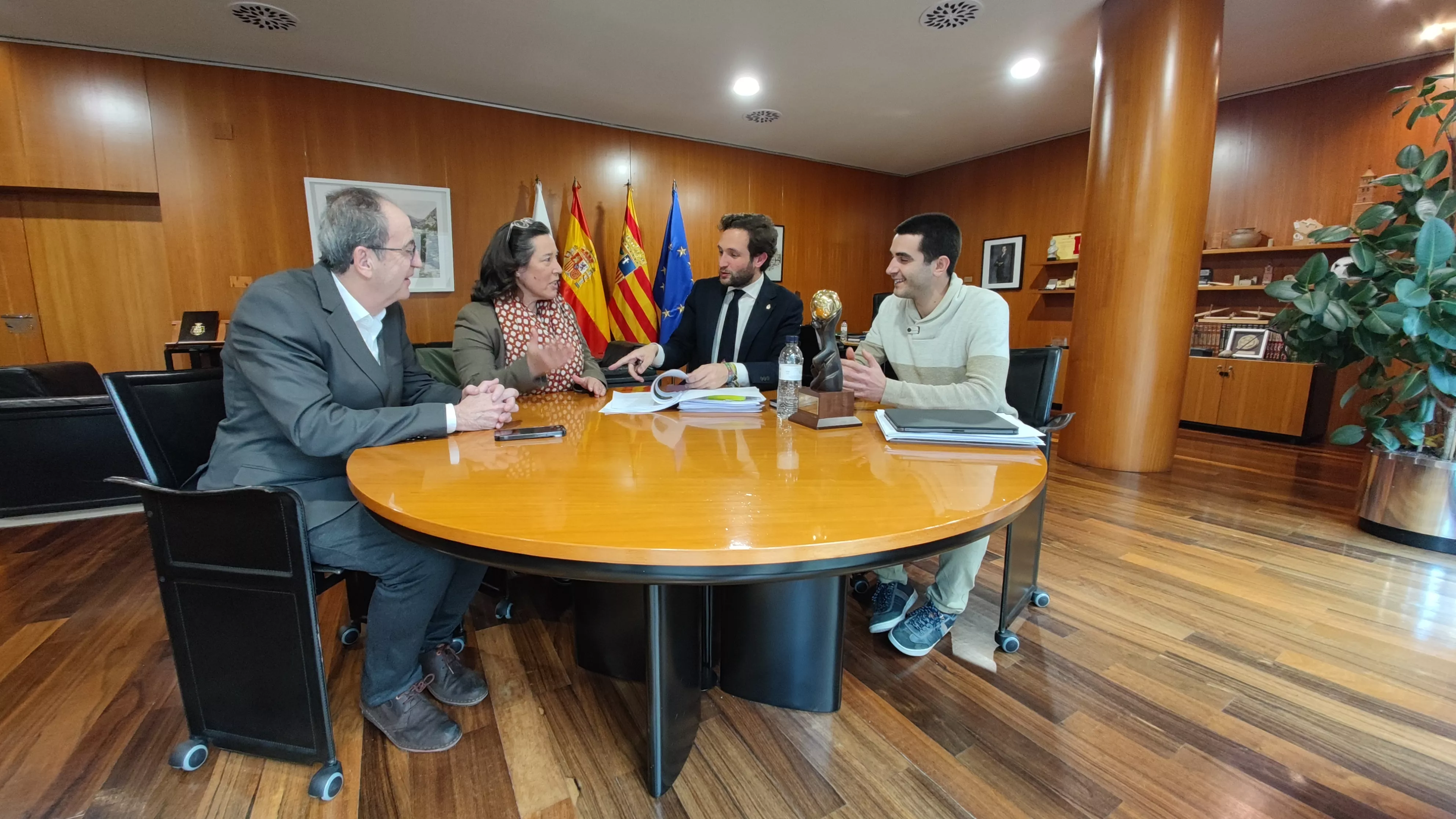 José Cebollero, Blanca Alfonso, Isaac Claver y Pedro Gracia durante su encuentro, en el que se abordó rehabilitar el camping de Zuriza.