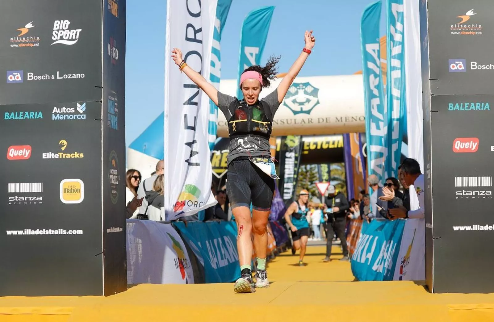 La altoaragonesa Ana Bueno cruza la línea de meta en Menorca.