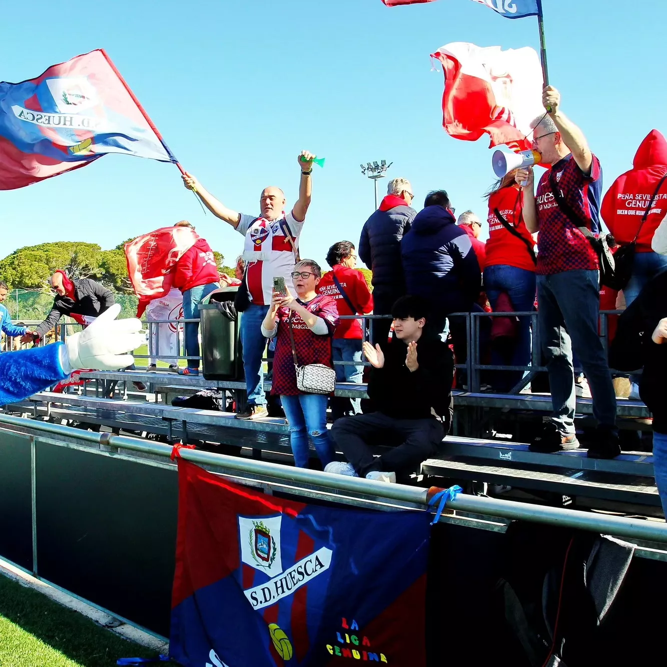 Afición de la SD Huesca en Cádiz.