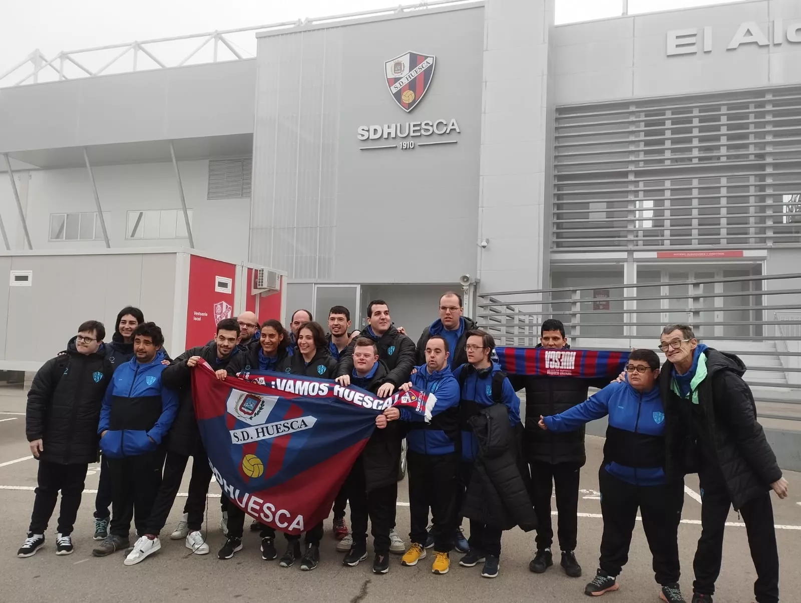 Jugadores del Huesca, en El Alcoraz, antes de partir rumbo a Cádiz.