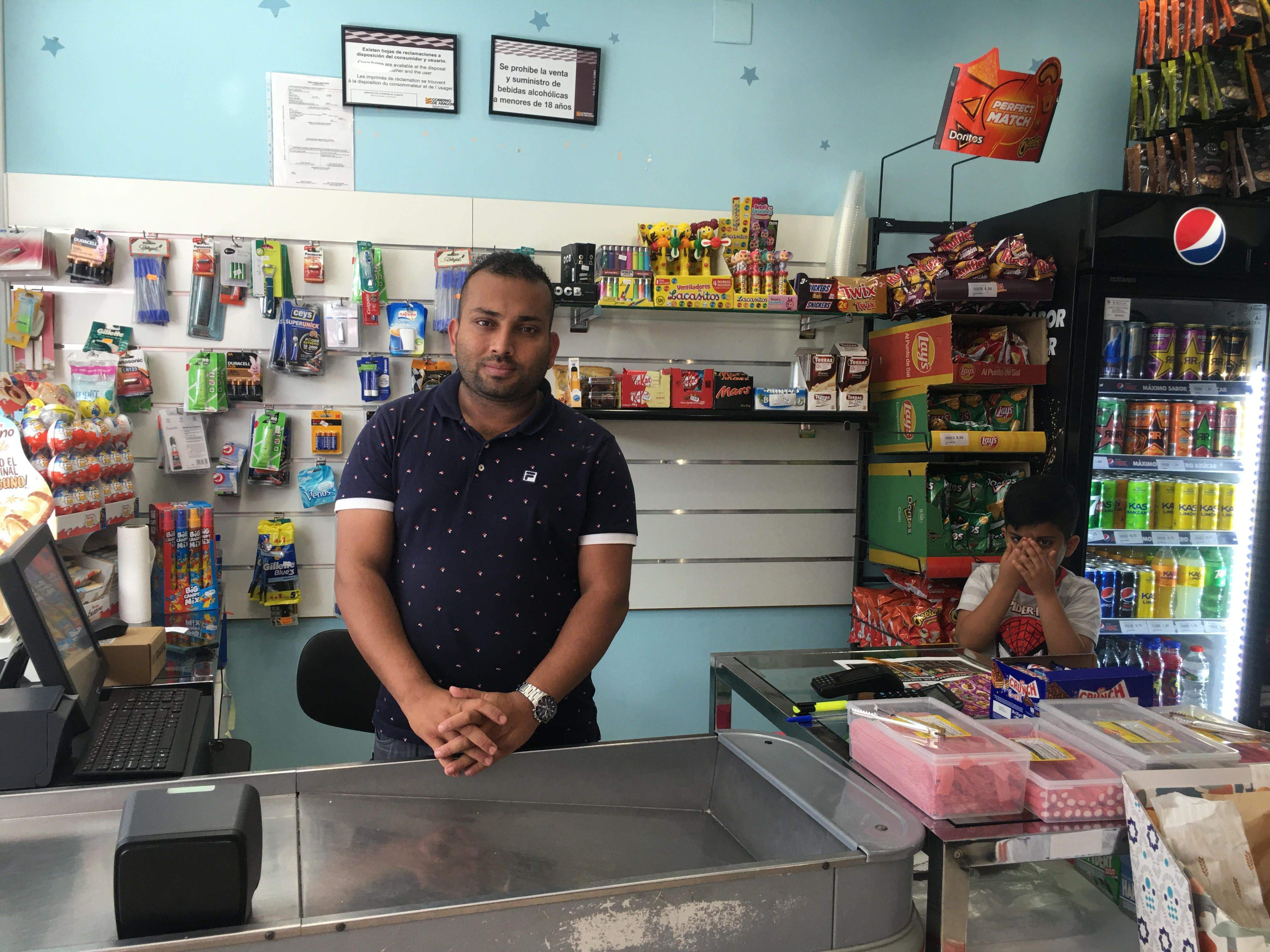 Waqas Mehdi, conocido como Ali, en su nuevo supermercado ubicado en el Coso Bajo.