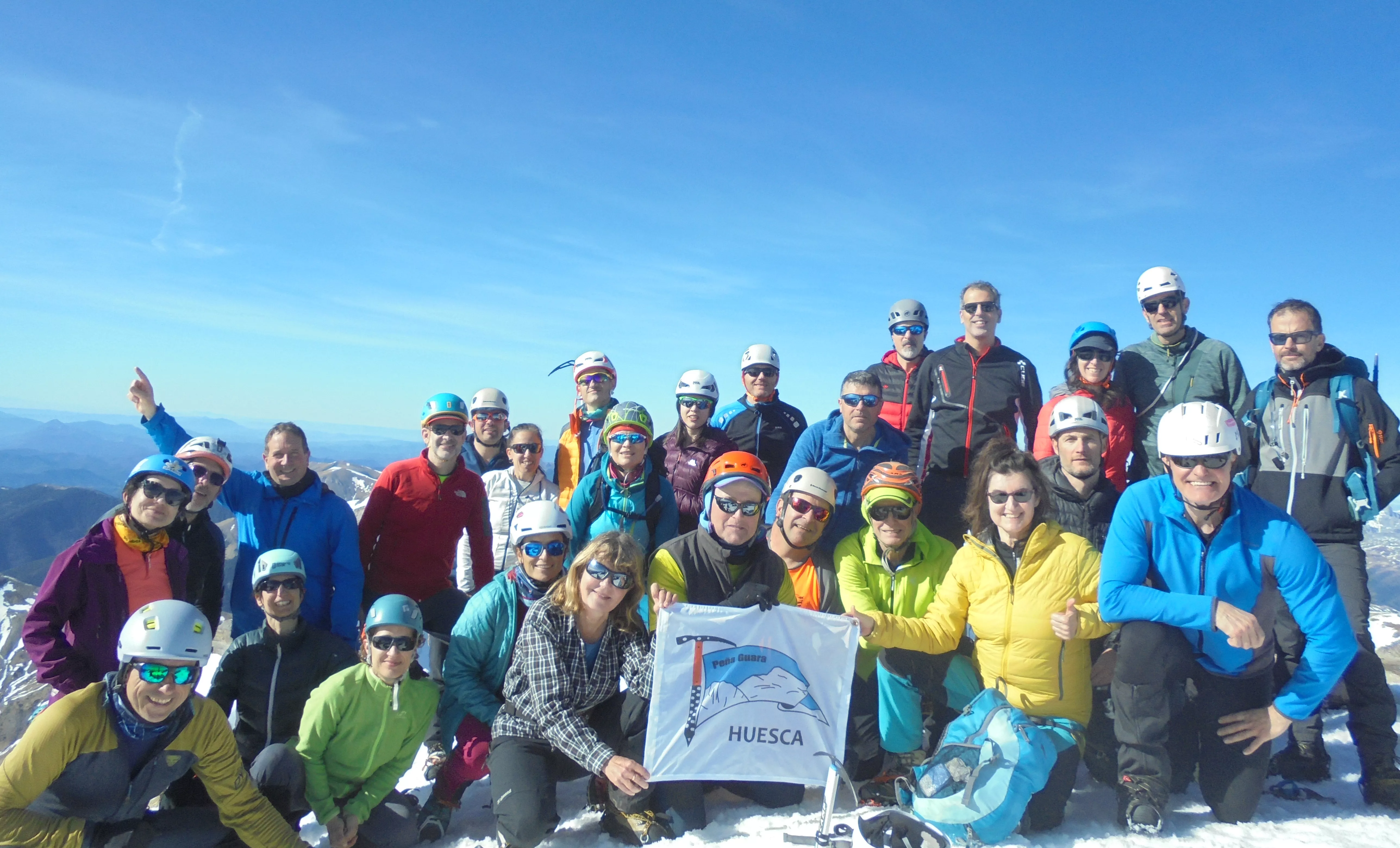 Foto de grupo en la cima del Pico Aspe. 