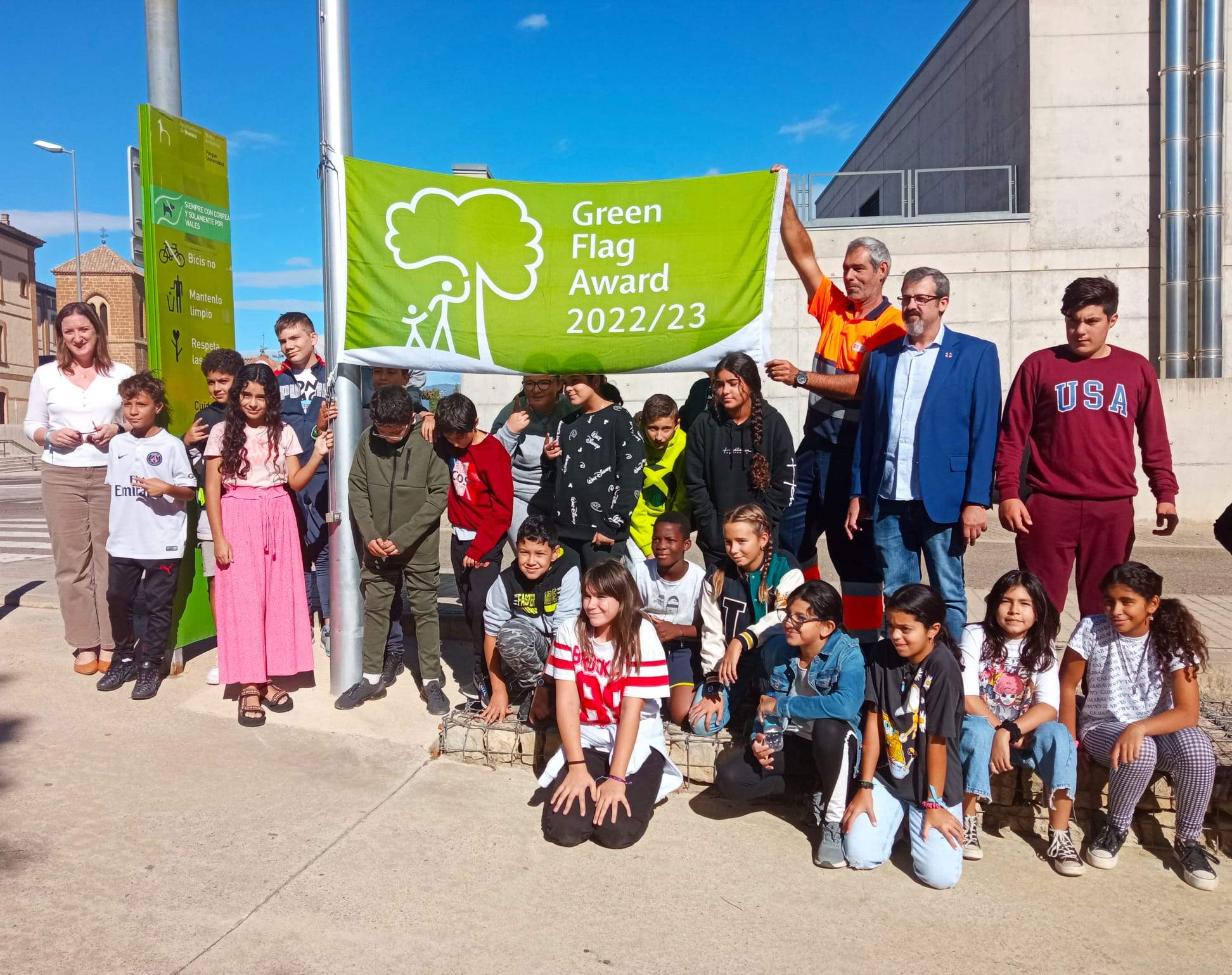Alumnos del colegio Pío XII han participado en el izado de la bandera  del “Green Flag Award”