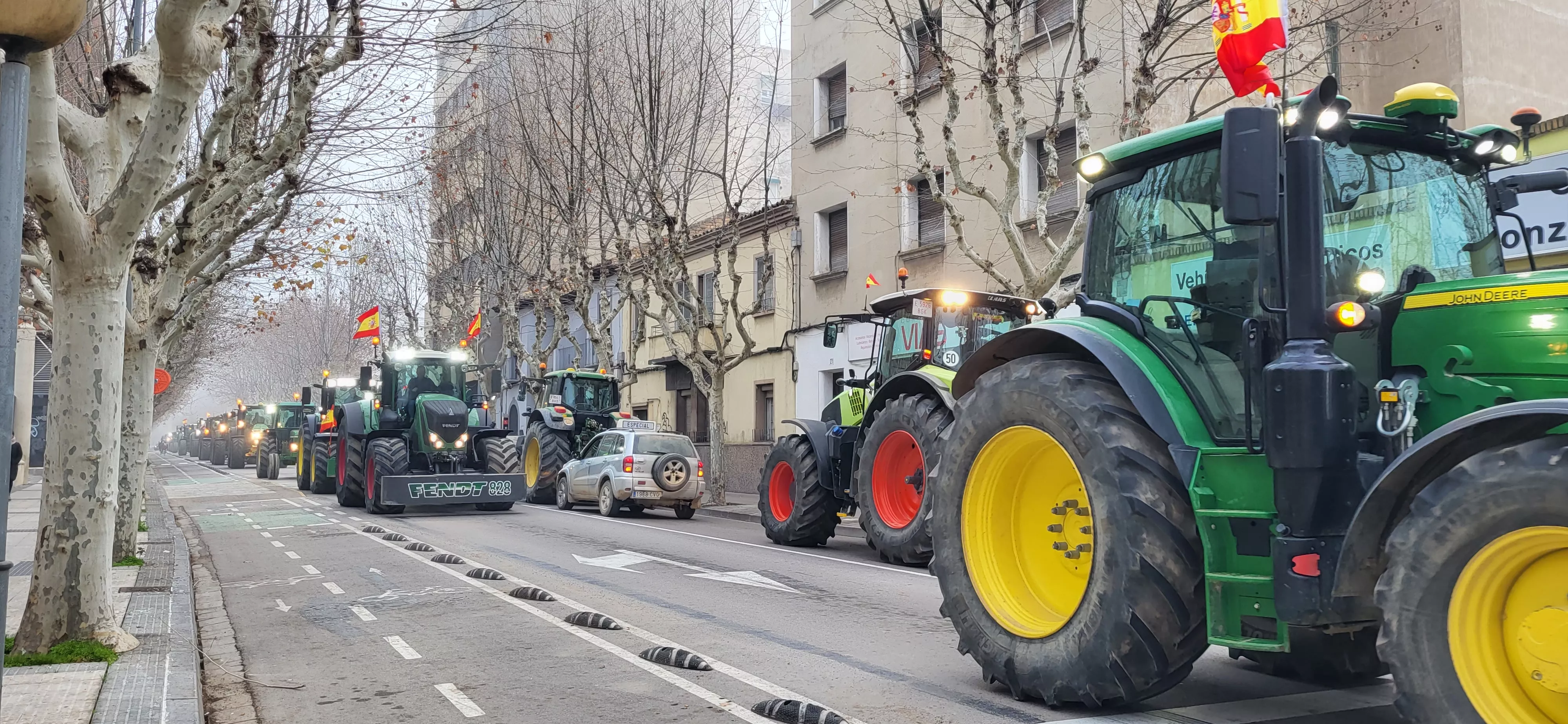 Protesta del sector primario en Huesca con tractores por la avenida Martínez de Velasco.