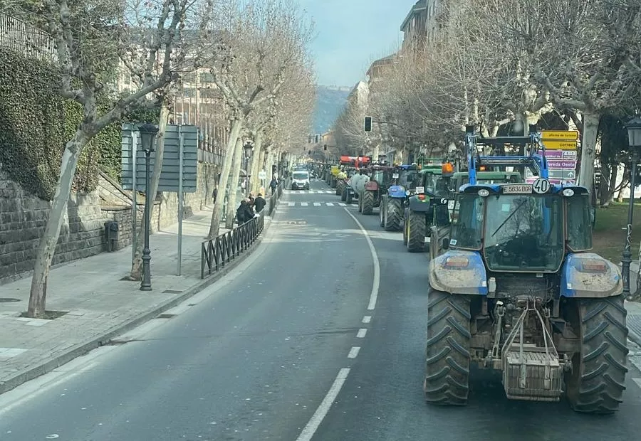 Concentración y tractorada de agricultores y ganaderos en Jaca.
