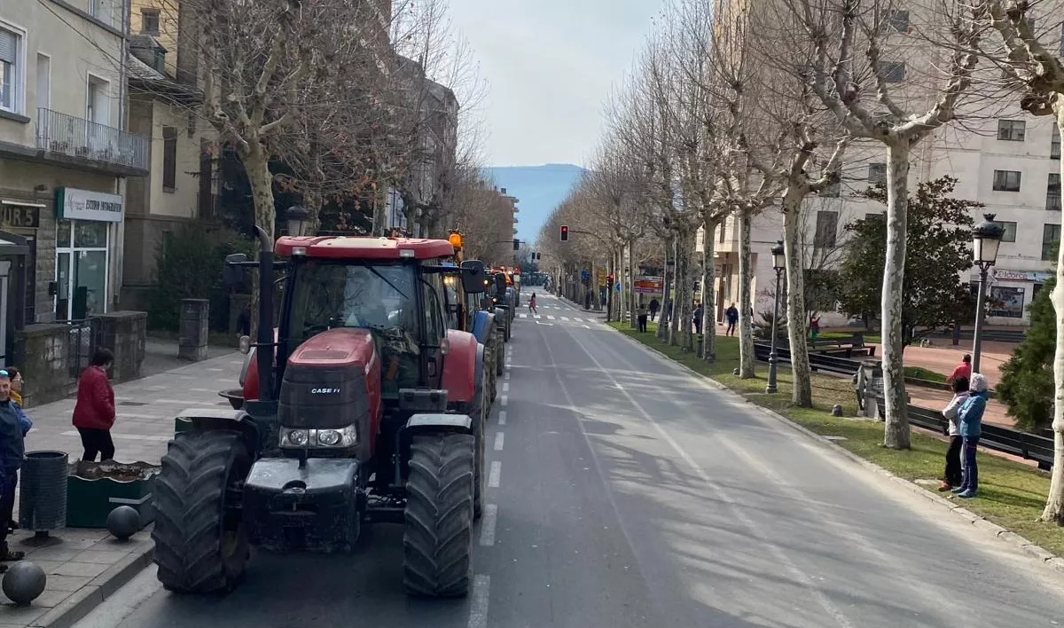 Concentración y tractorada de agricultores y ganaderos en Jaca.