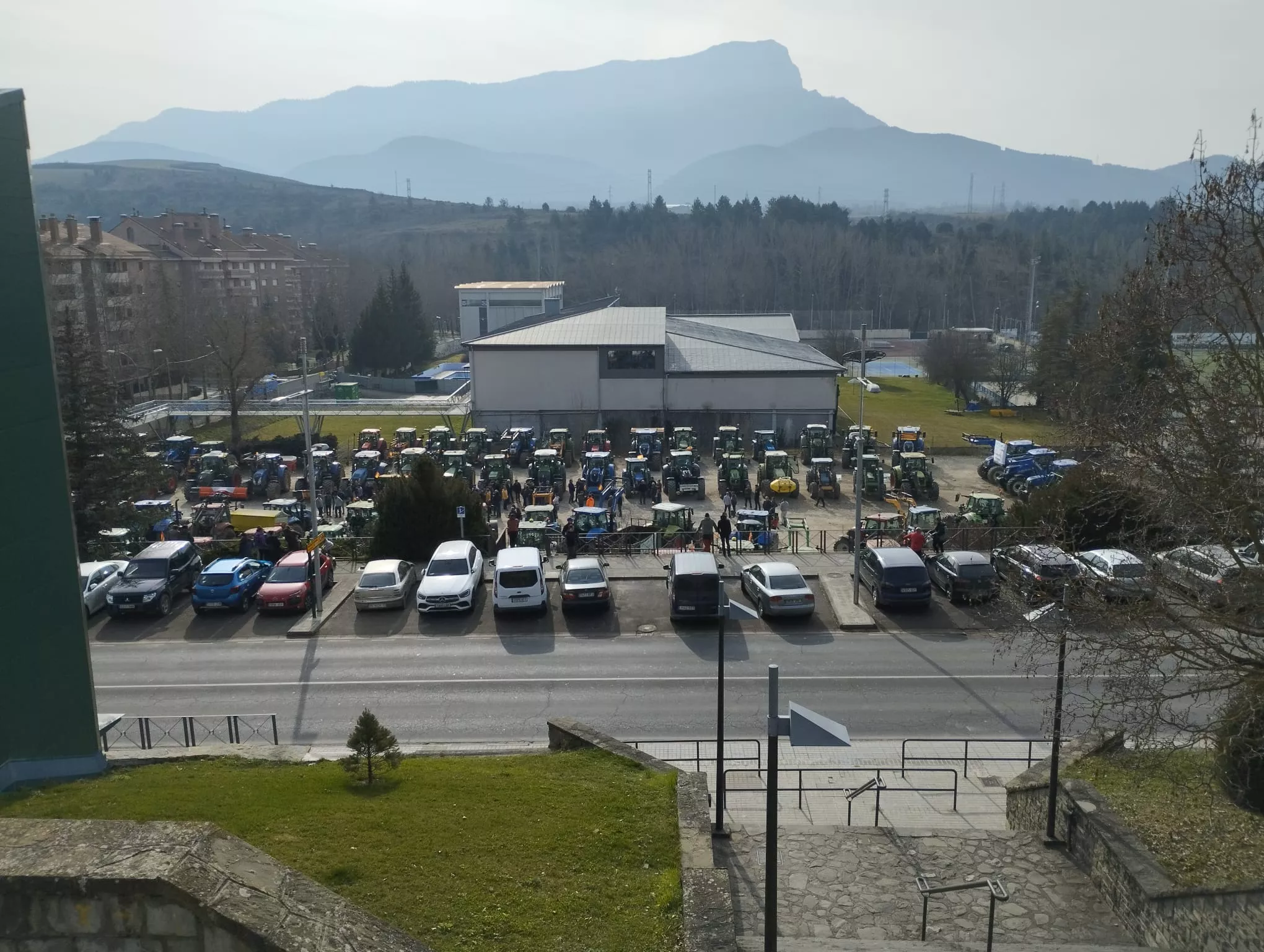 Concentración y tractorada de agricultores y ganaderos en Jaca.