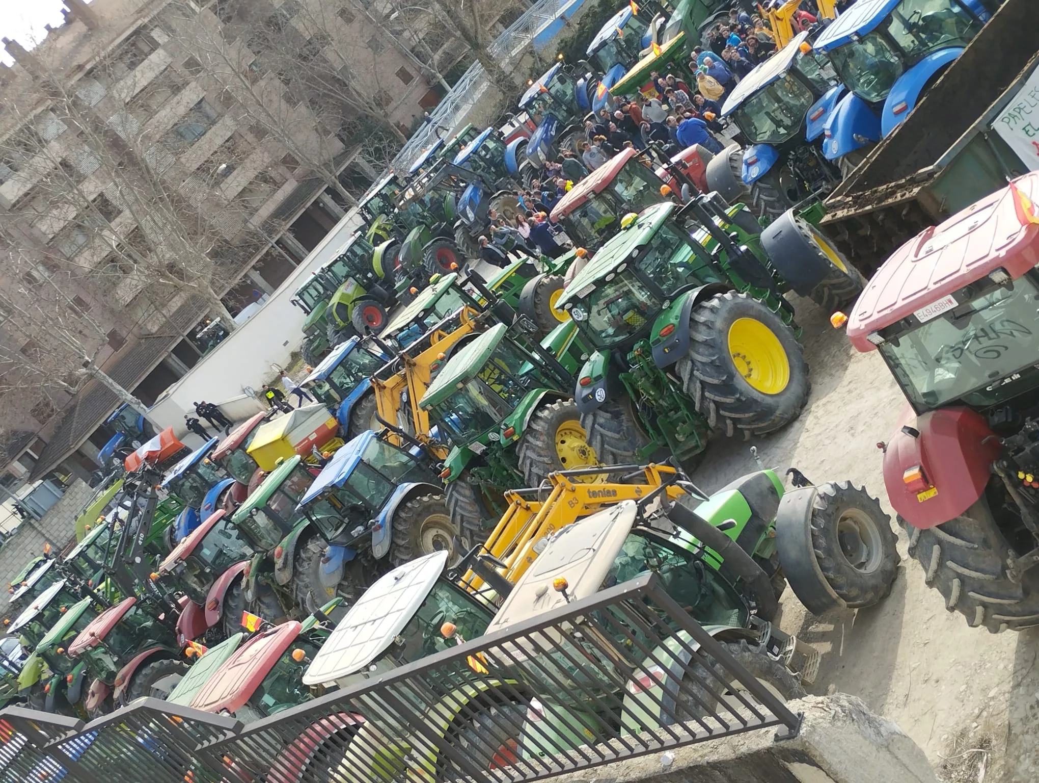 Concentración y tractorada de agricultores y ganaderos en Jaca.