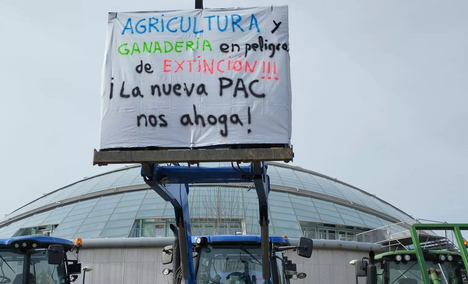 Concentración y tractorada de agricultores y ganaderos en Jaca.