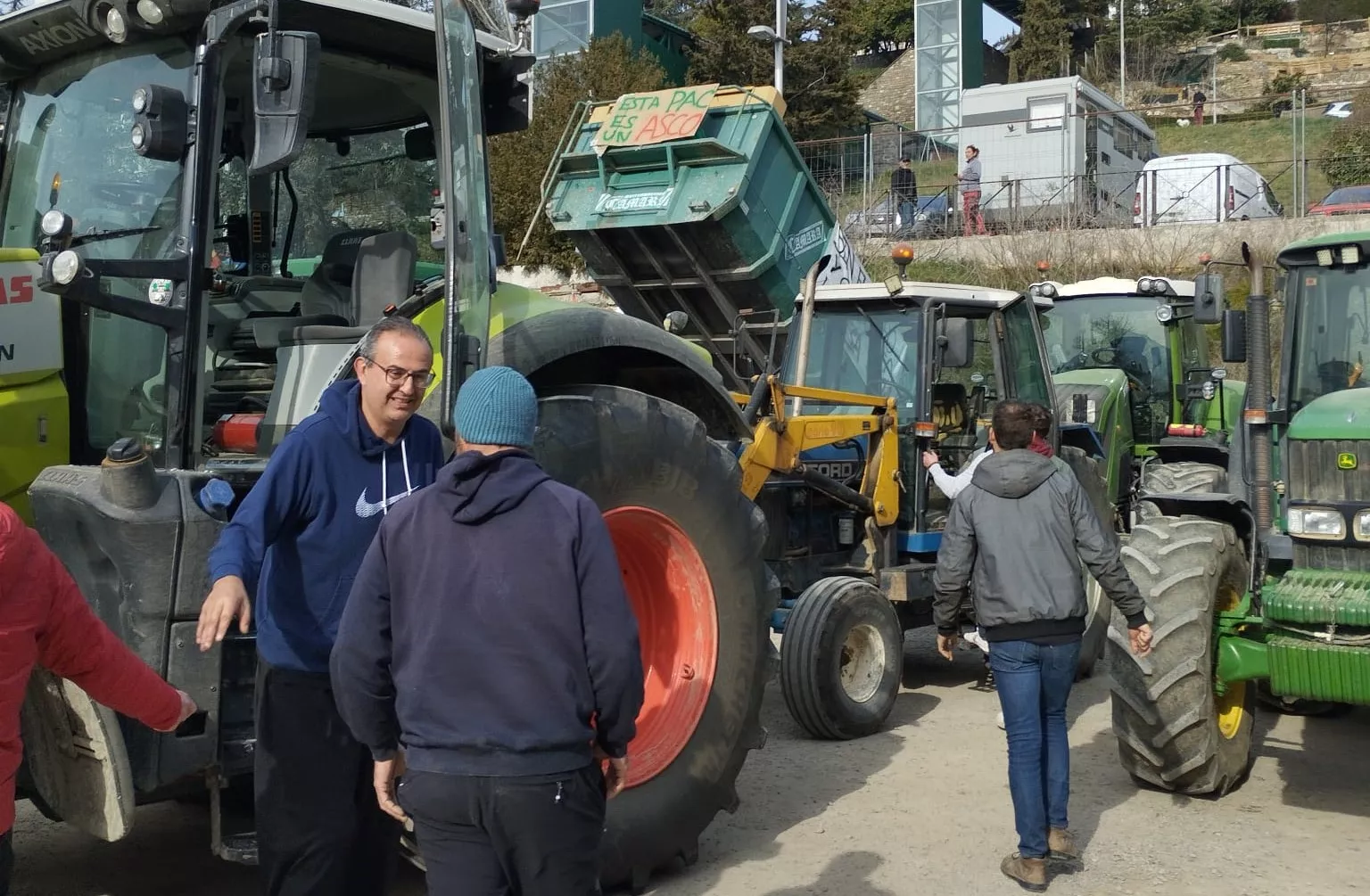 Concentración y tractorada de agricultores y ganaderos en Jaca.