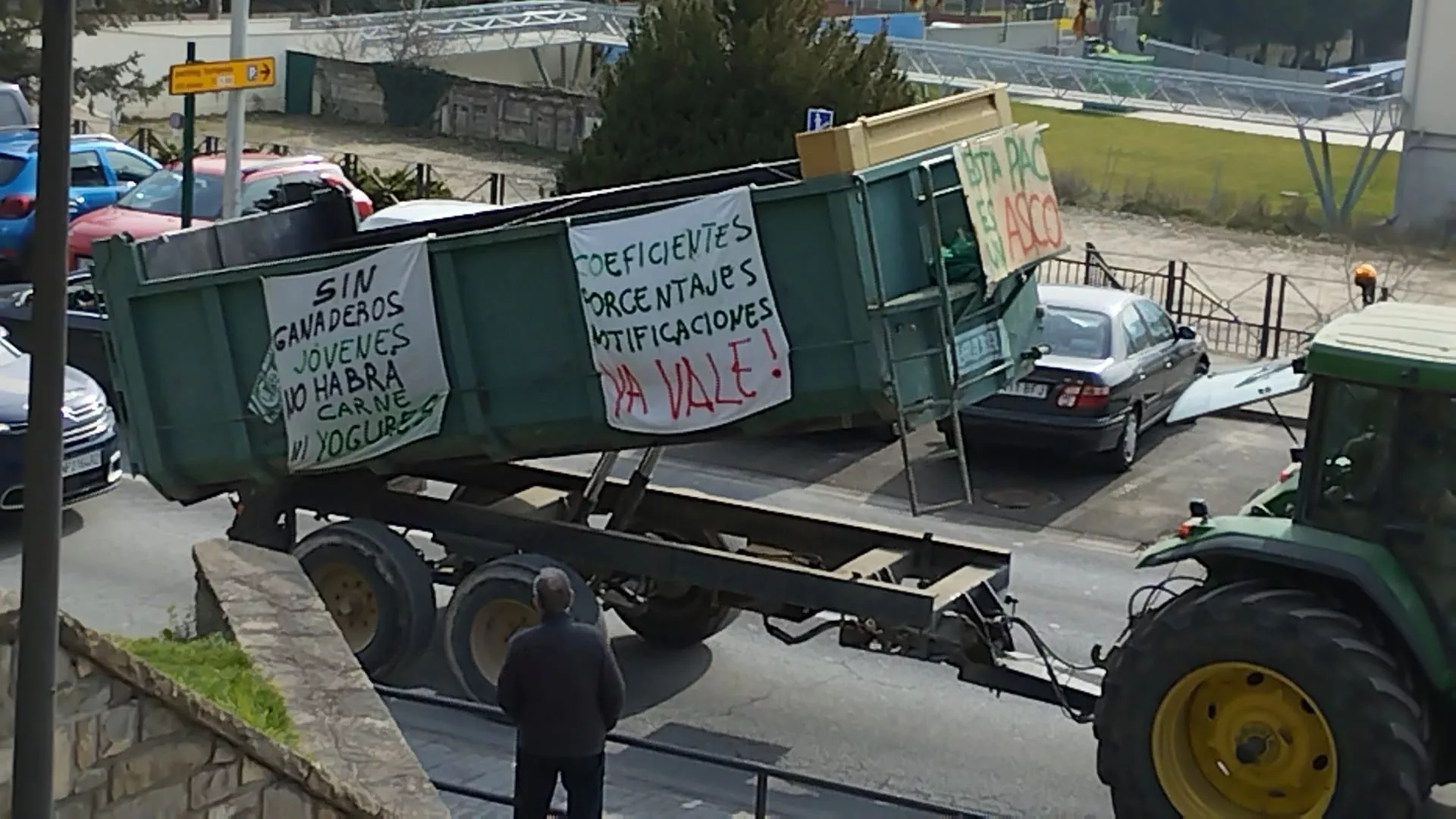Concentración y tractorada de agricultores y ganaderos en Jaca.