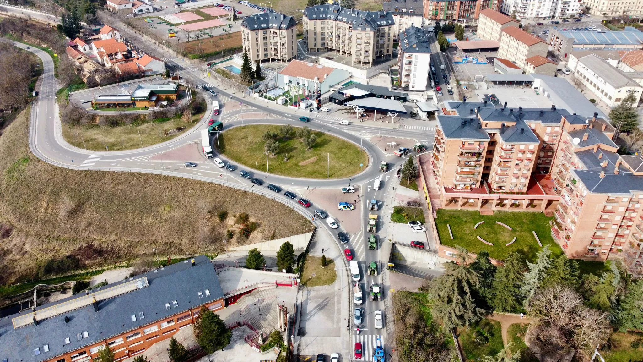 Concentración y tractorada de agricultores y ganaderos en Jaca.