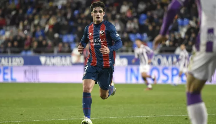 Javi Mier, en un partido con el Huesca.