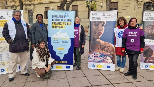 Voluntarios de Médicos del Mundo denuncian la mutilación genital femenina. Foto Myriam Martínez