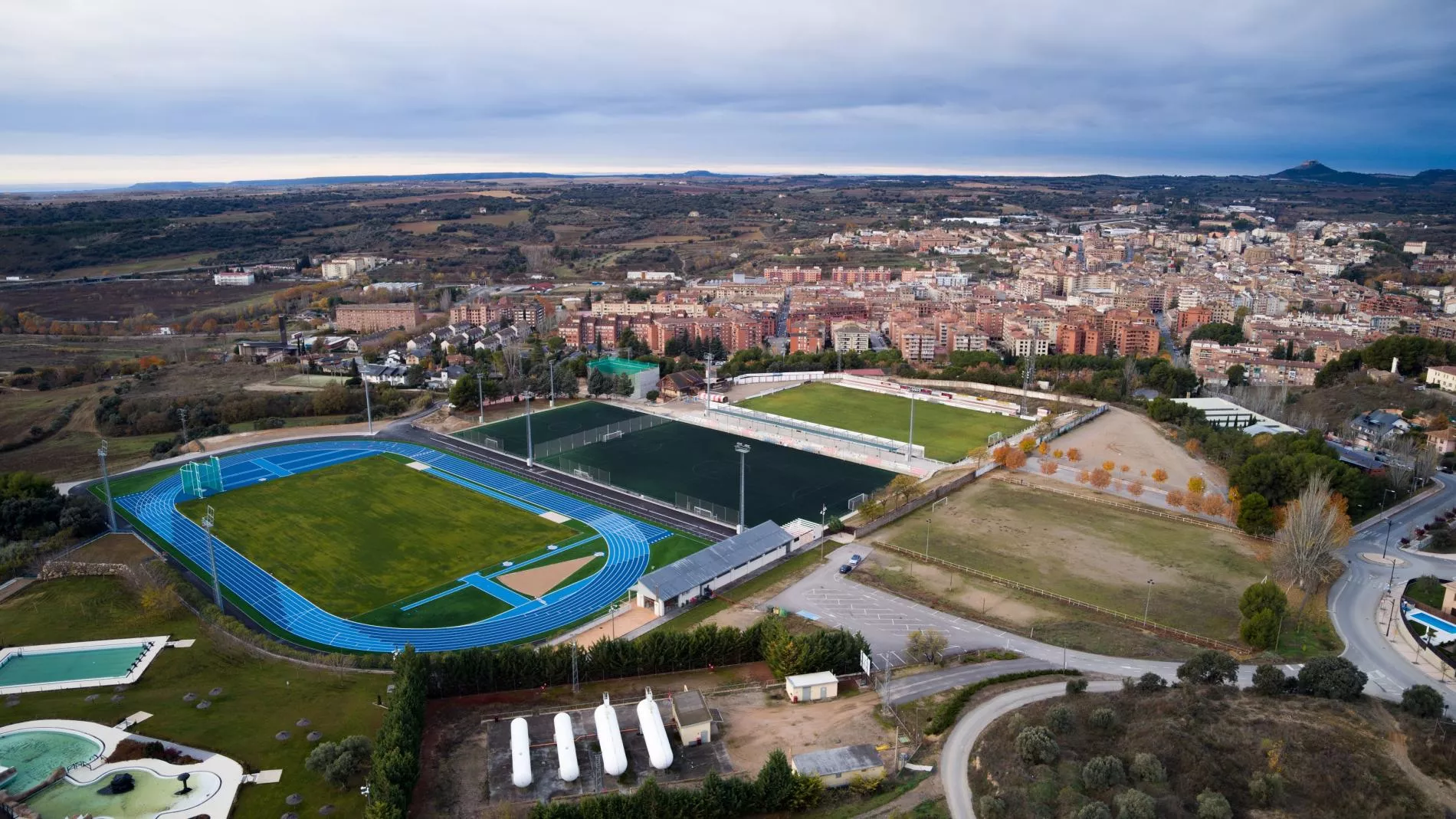 Zona Deportiva Barbastro. Siete empresas presentan ofertas para la renovación del campo de fútbol artificial.