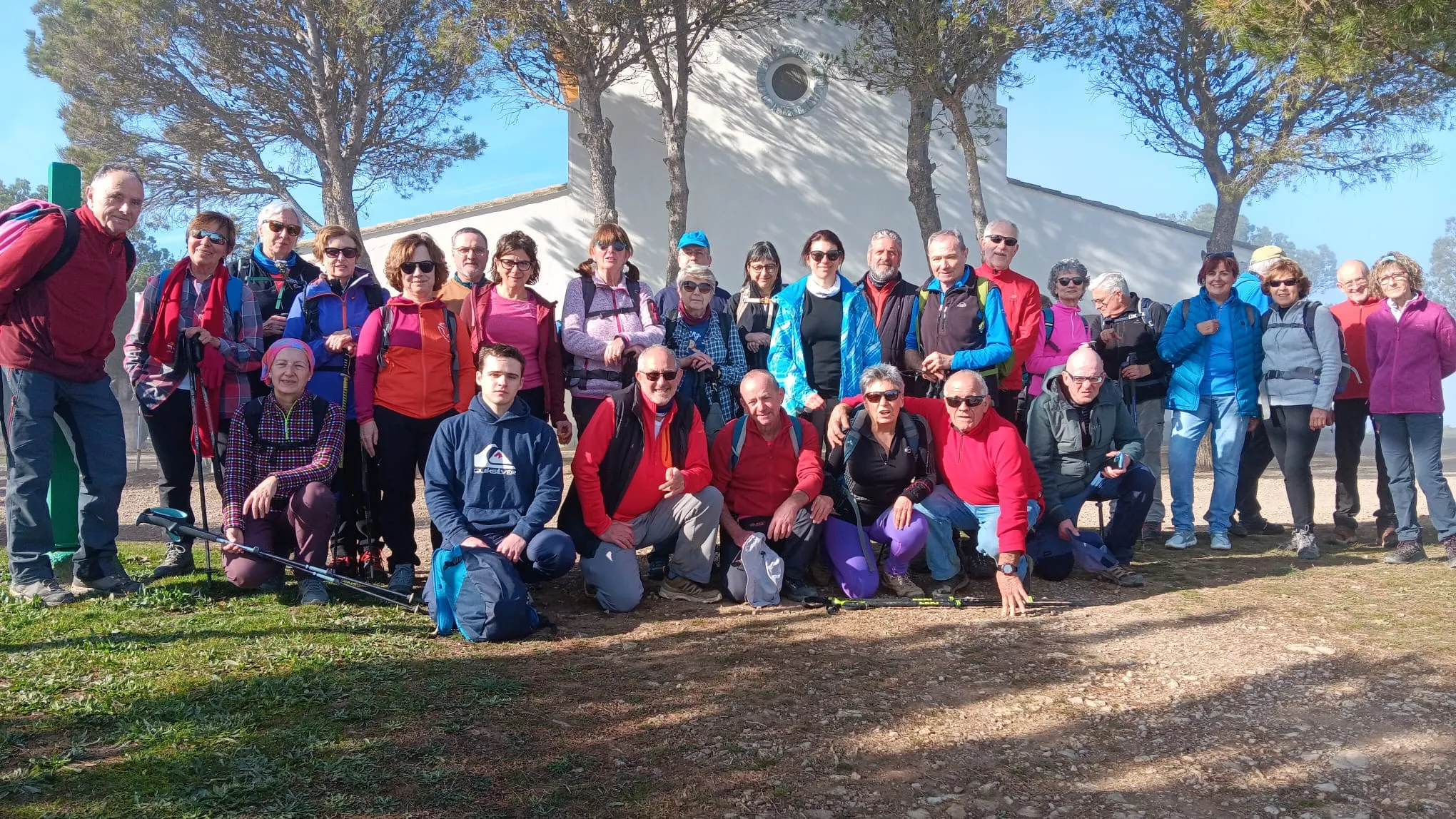 El grupo de Peña Guara junto a una de las ermitas de la Violada.