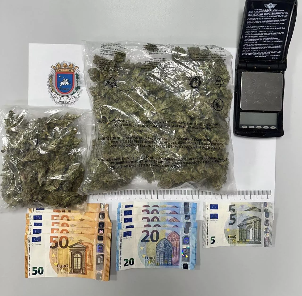 Marihuana, báscula y dinero hallado escondido en la rueda de repuesto. Marihuana, báscula y dinero hallado escondido en la rueda de repuesto.