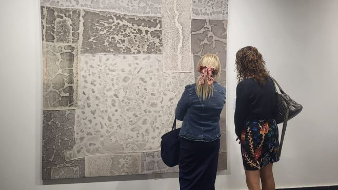 Contemplando una de las obras. Foto Myriam Martínez Contemplando una de las obras. Foto Myriam Martínez