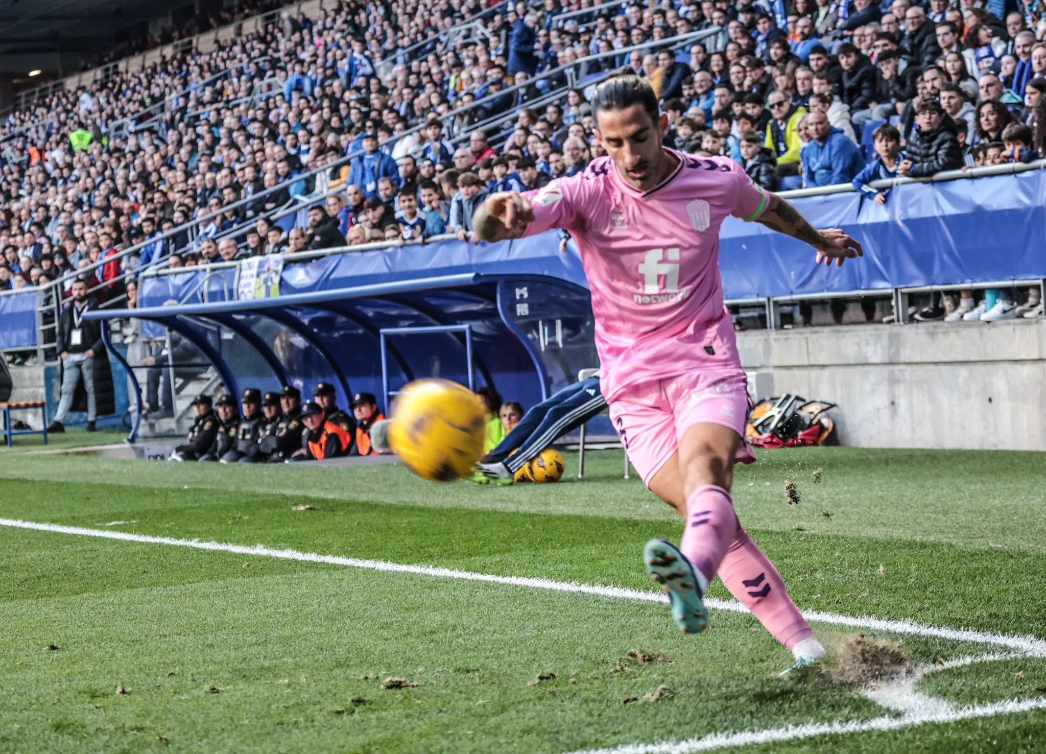 Marc Mateu, jugador del Eldense, saca un córner en el Carlos Tartiere. Foto: X @CD_Eldense