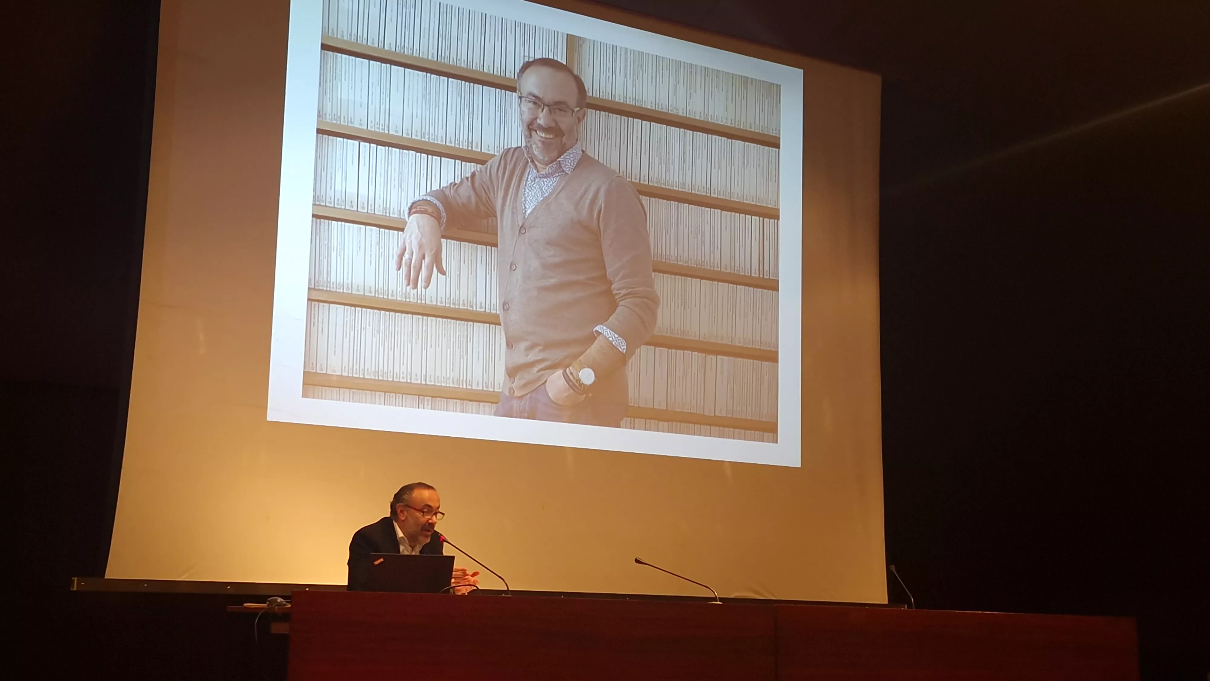 Conferencia de Jesús Marchamalo en Huesca. Foto Myriam Martínez