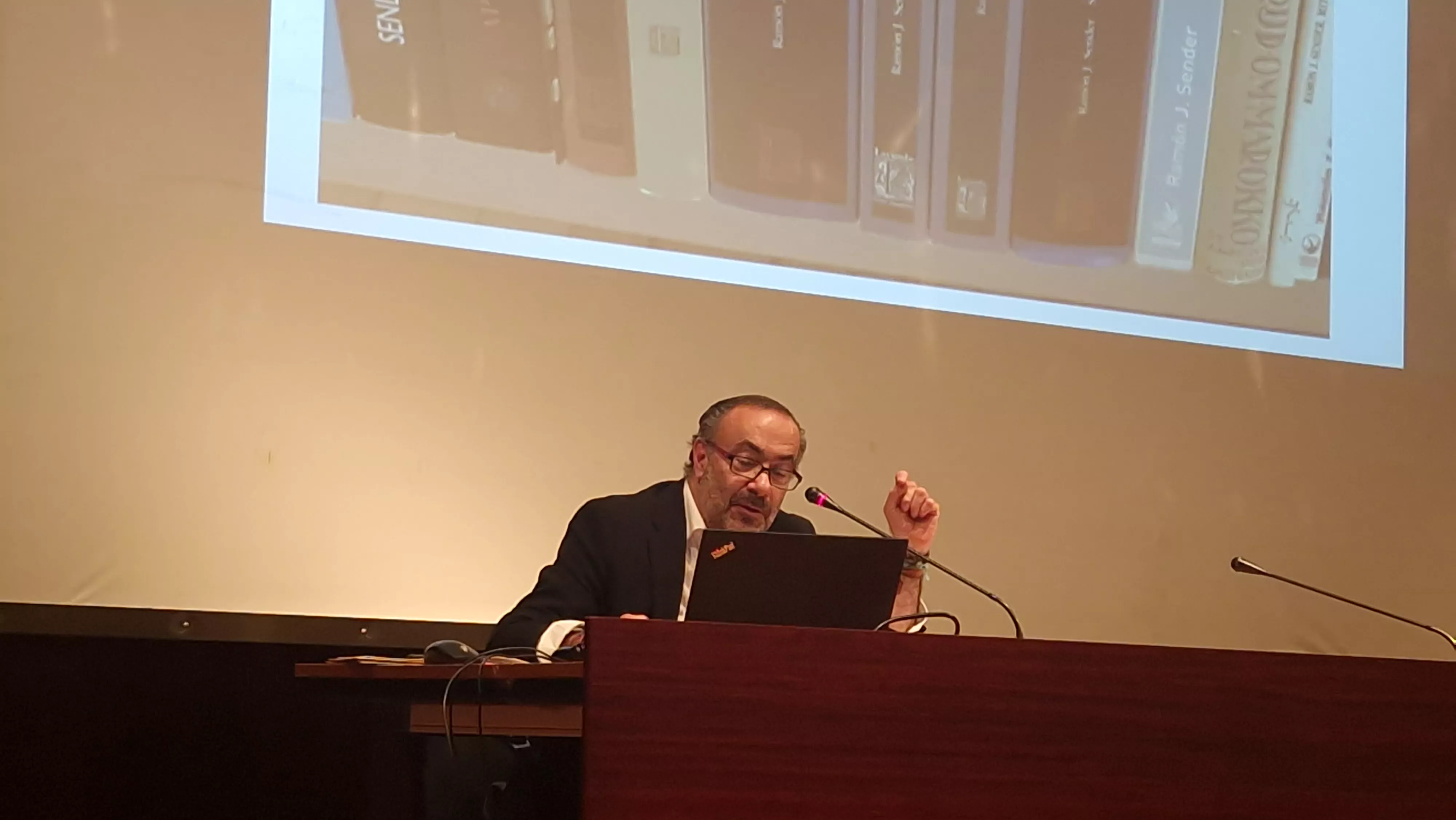 Conferencia de Jesús Marchamalo en Huesca. Foto Myriam Martínez