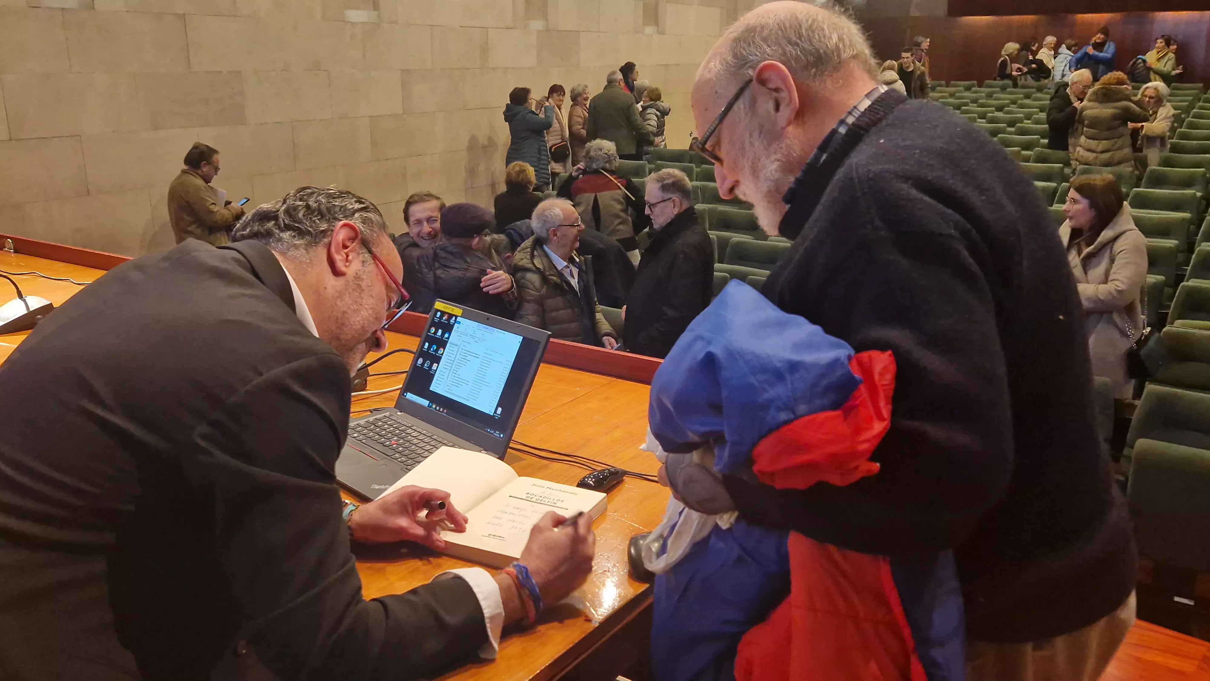 Conferencia de Jesús Marchamalo en Huesca. Foto Myriam Martínez