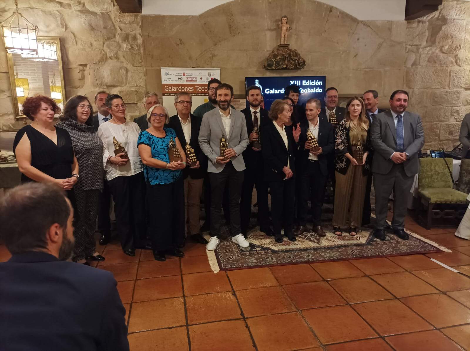 Fotografía de familia de los premiados y autoridades en los Galardones Teobaldo