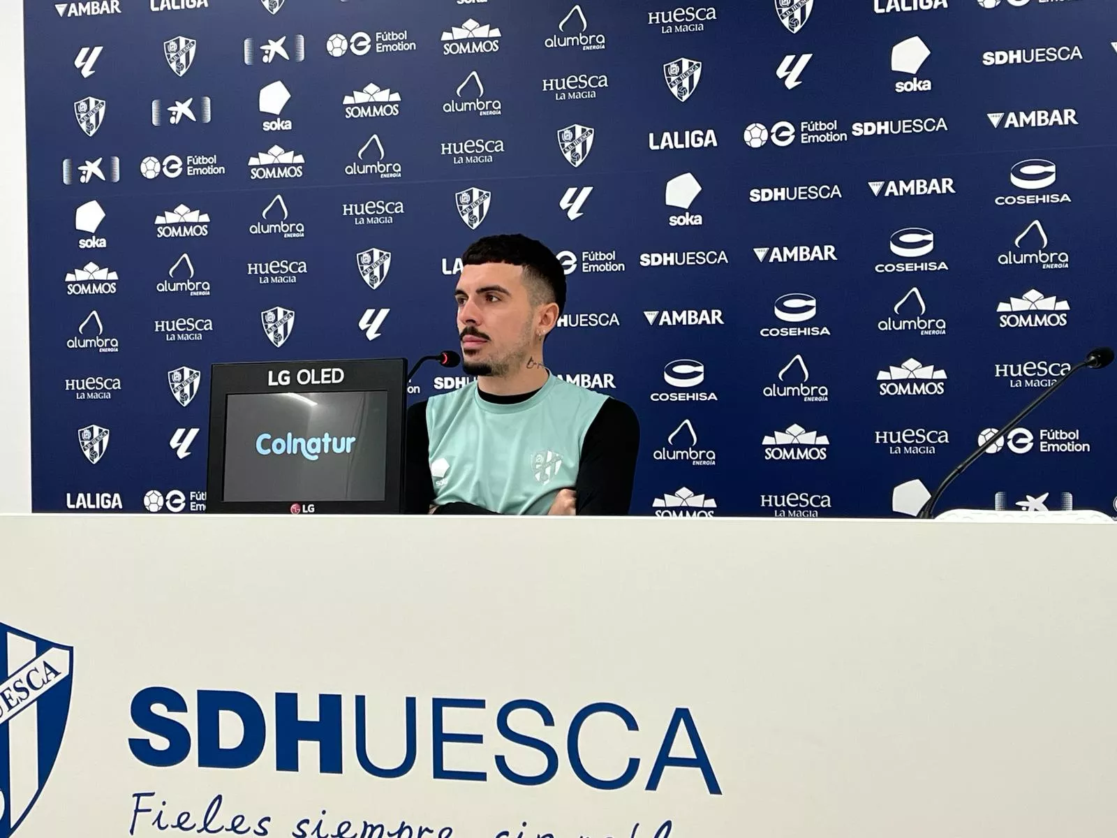 Joaquín Muñoz, jugador del Huesca, este miércoles en la sala de prensa de la Base Aragonesa: "Esto va de ganar, da igual cómo". Foto: Adrián Mora