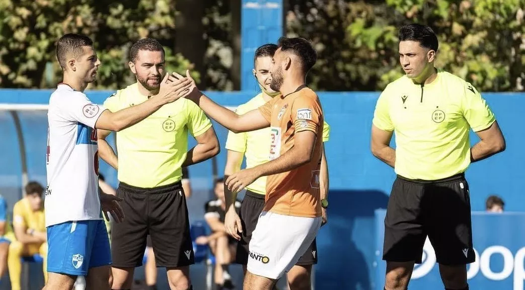 Imagen del saludo de los capitanes del Ebro y Binéfar en el partido de ida. Estos son los partidos y horarios del fútbol altoaragonés del 10 y 11 de febrero. Foto: @cdbinefar