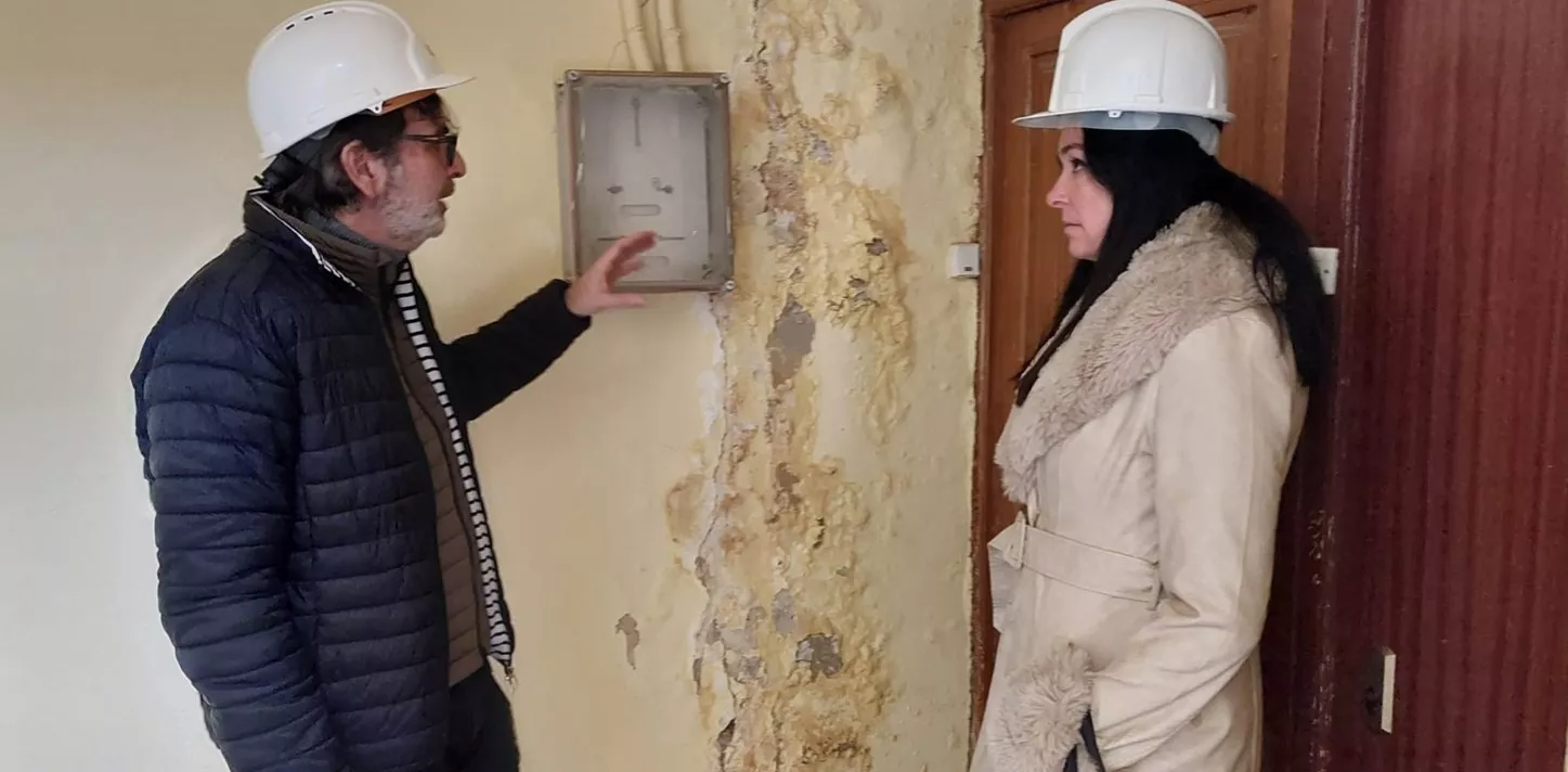 El concejal Iván Rodríguez y la alcaldesa Lorena Orduna junto a una de las zonas afectadas de una de las viviendas.