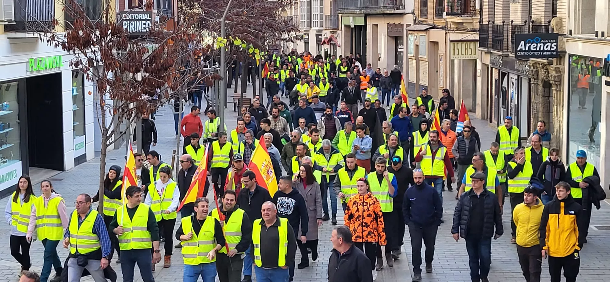 Marcha a pie y tensión hacia la Subdelegación del Gobierno en Huesca el 7 de febrero