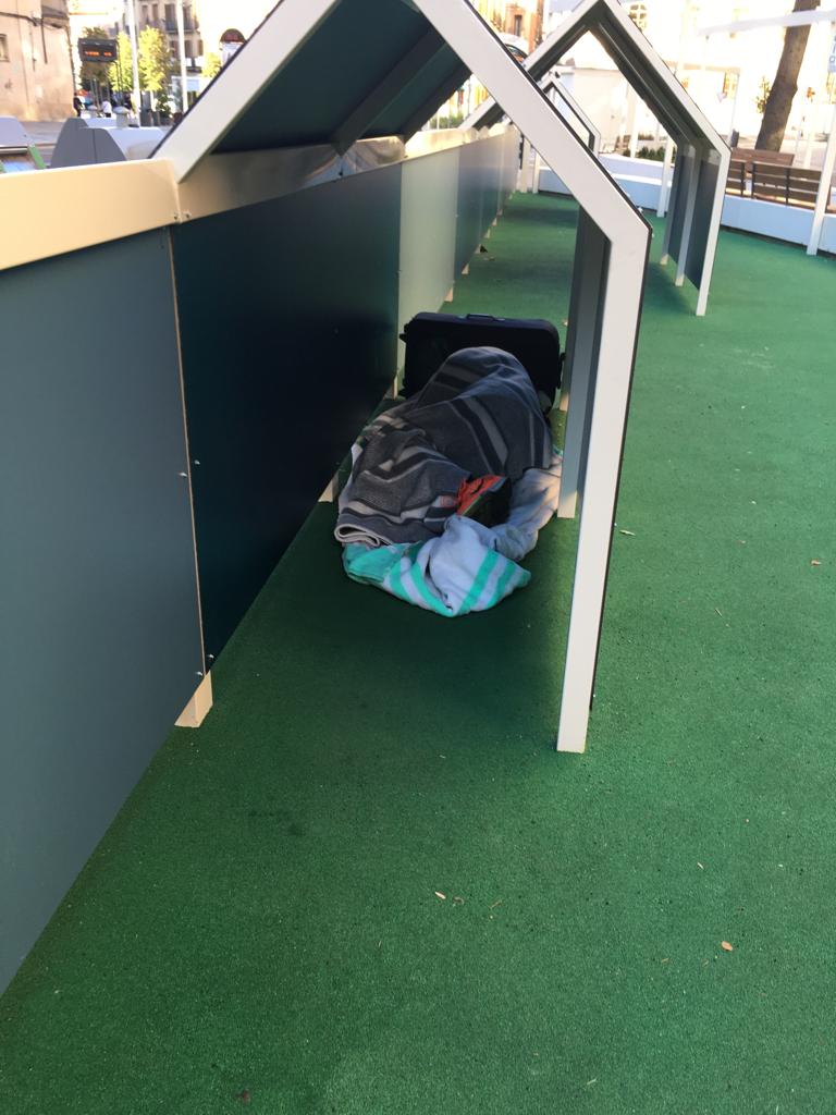 Esta escena se ha repetido varias veces los últimos días en el Paseo Ramón y Cajal de Huesca. Techo infantil para los "sintecho"