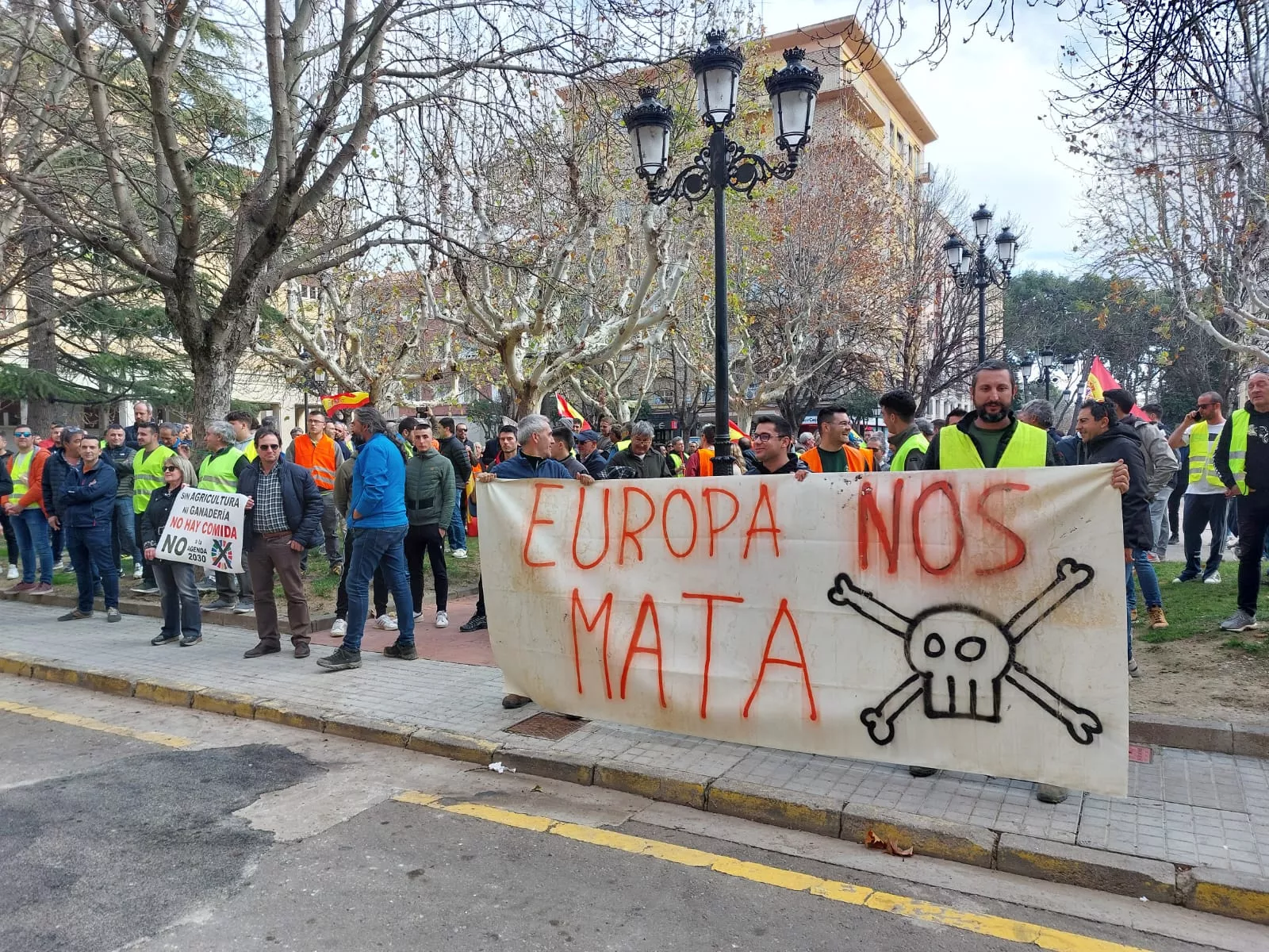 Agricultores frente a la Subdelegación del Gobierno el 7 de febrero en el germen de HEGA