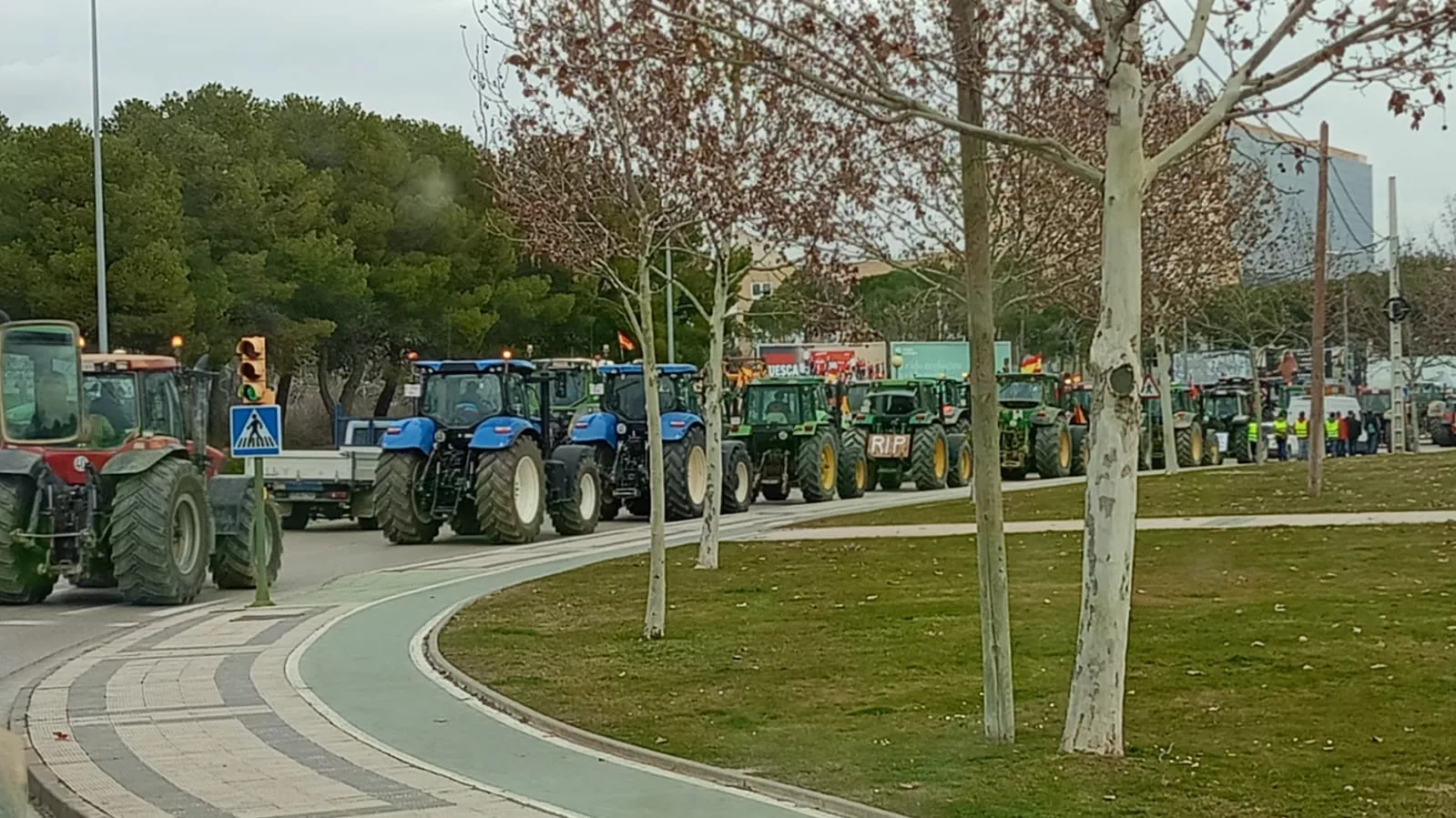 Tractorada del día 7 en Huesca organizada por HEGA y que desembocó en la Subdelegación del Gobierno.